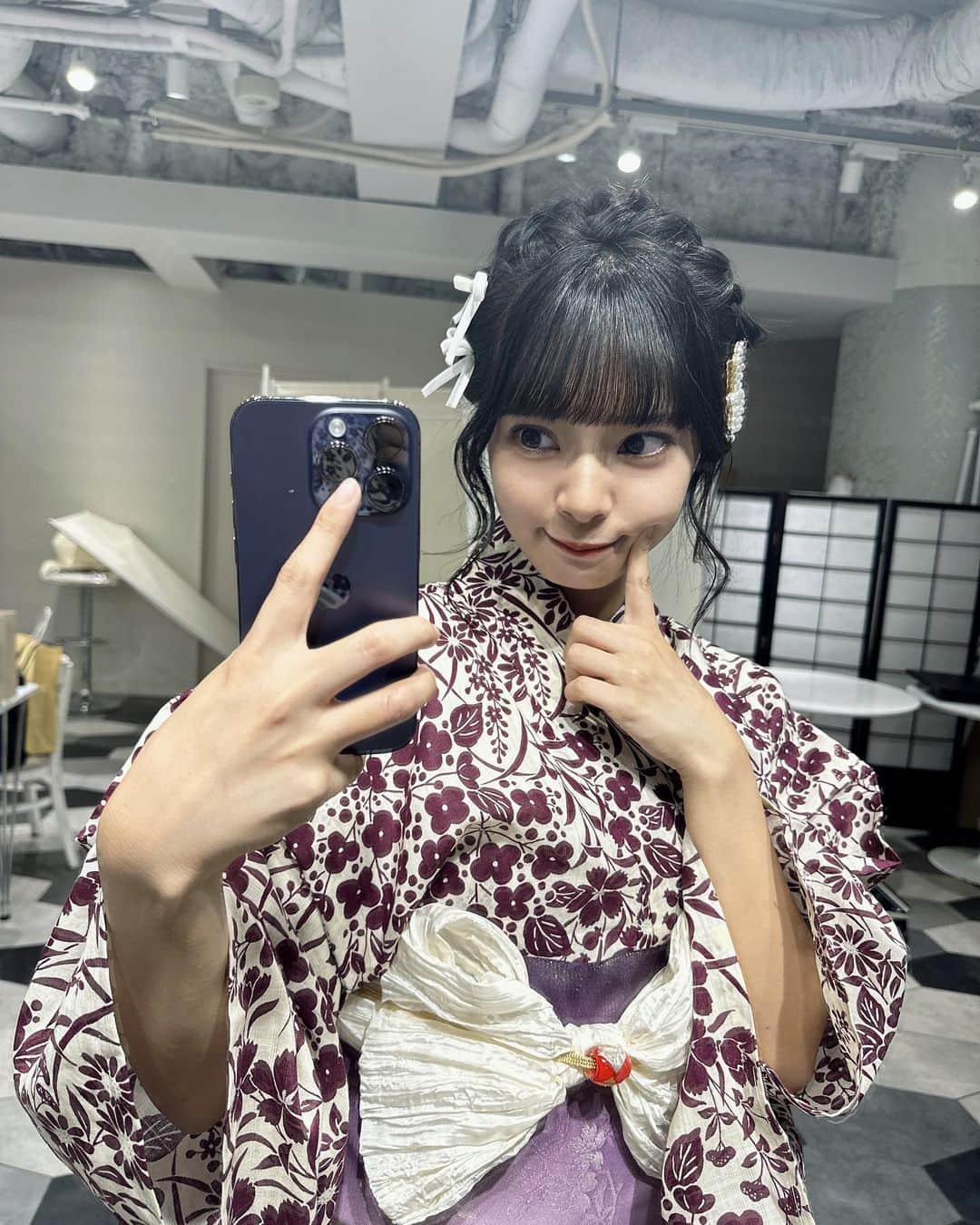 山田寿々のインスタグラム：「. ⁡ ⁡ お姉ちゃんの浴衣です😂❤️‍🔥笑 ⁡ ⁡ 着付けとヘアメイクは後口さん♡ 帯をちょうちょにして下さってて可愛すぎて テンション上がりまくりでした🦋‪𓂃 𓈒𓏸 ⁡ お姉ちゃんより先にインスタ載せちゃった〜✌️笑 ⁡ ⁡ ⁡ ⁡ #ootd #浴衣 #浴衣ヘアアレンジ #浴衣女子 #浴衣コーデ #アイドル」