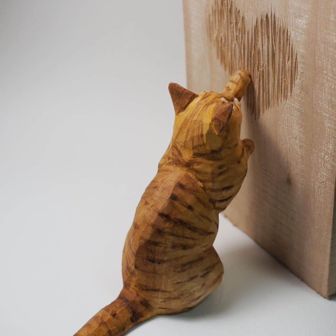 yamanekoのインスタグラム：「世界猫の日😽 ❤️&PEACE！  #世界猫の日 #ねこ#ねこ部 #ねこすたぐらむ #猫彫刻 #木彫り猫#赤坂ジャローナ #個展 #バンナイリョウジ#cat#catstagram #catsculpture #catcarving #sculpture #ryojibannai」