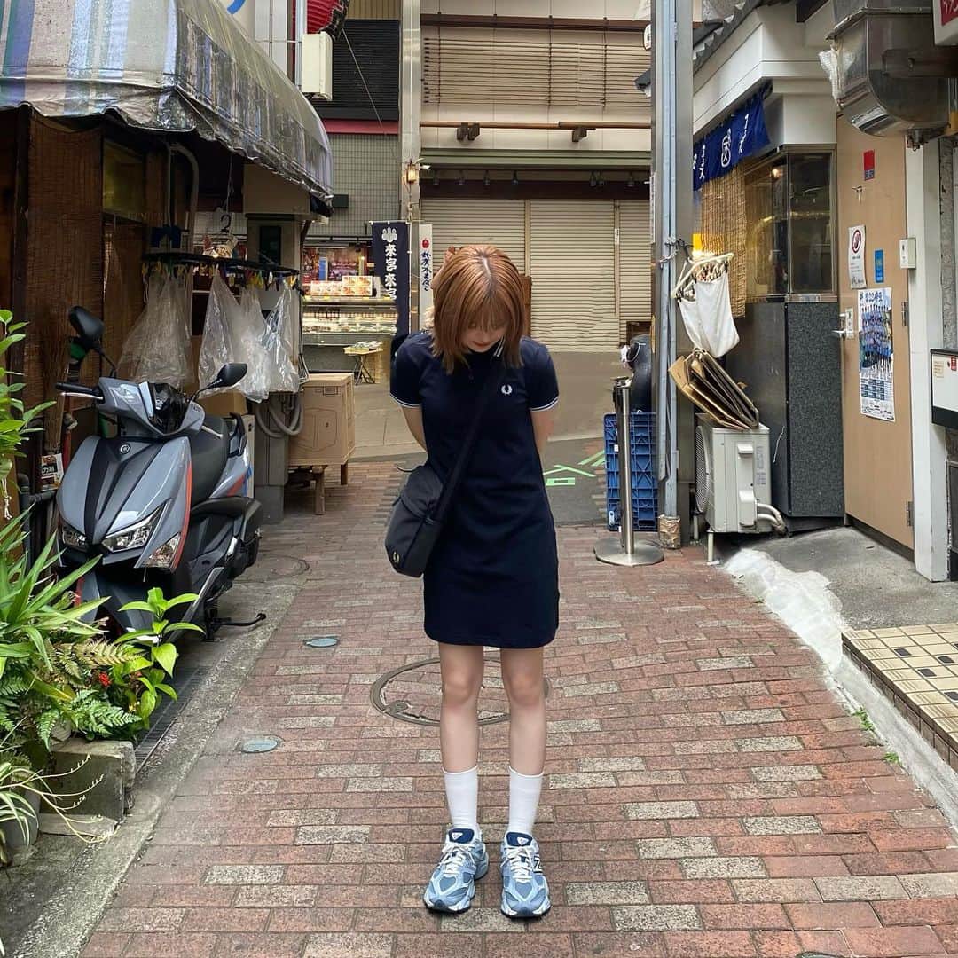 砂糖桃のインスタグラム：「お気に入りコーデ👕👟  熱海行った時の写真❕ まだ載せてない写真たくさんあるからゆっくり載せていくね🎐  . #newbalance #fredperry #夏コーデ #夏服コーデ」
