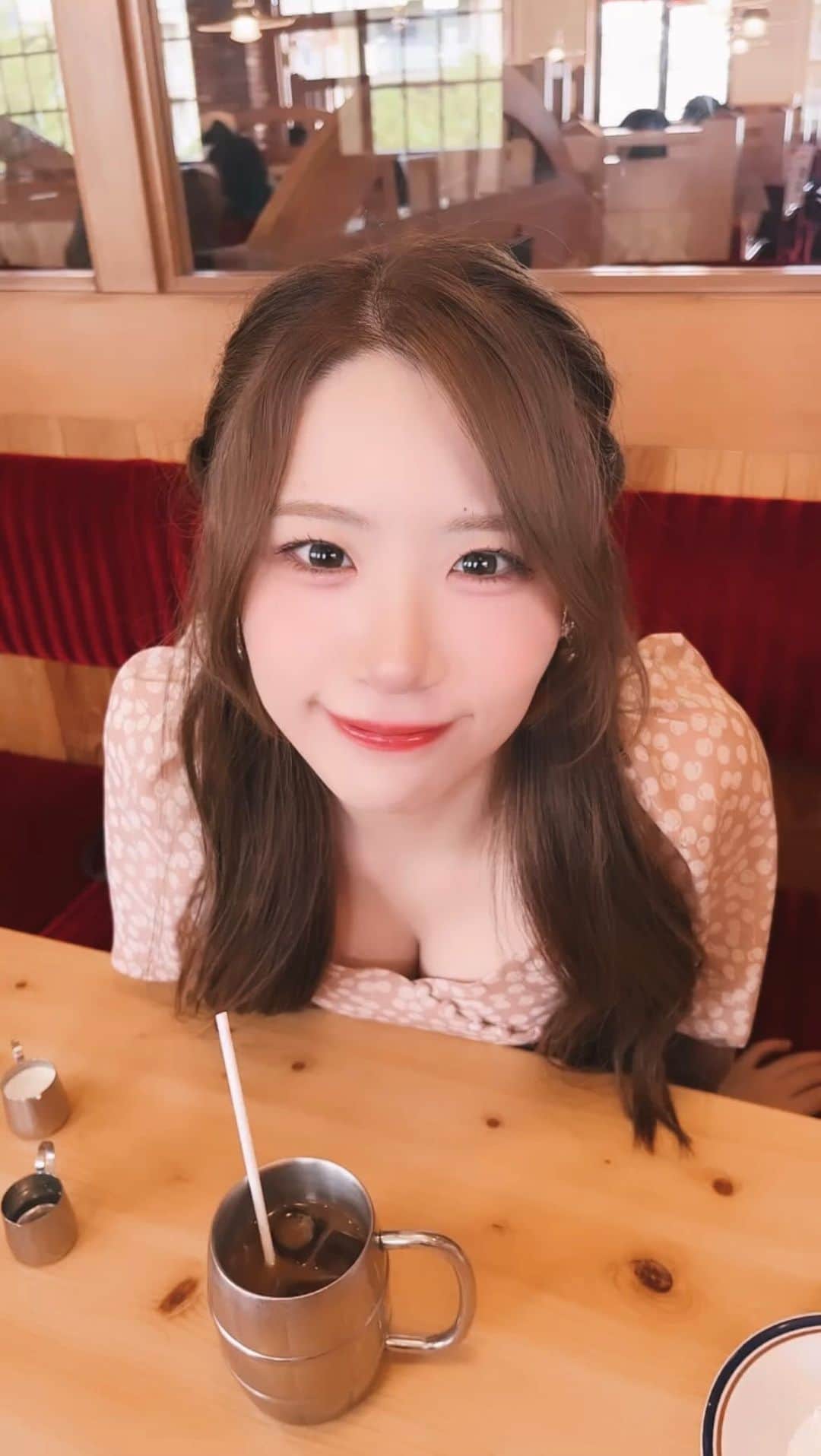 AKARIのインスタグラム：「カフェデート、しよ？」