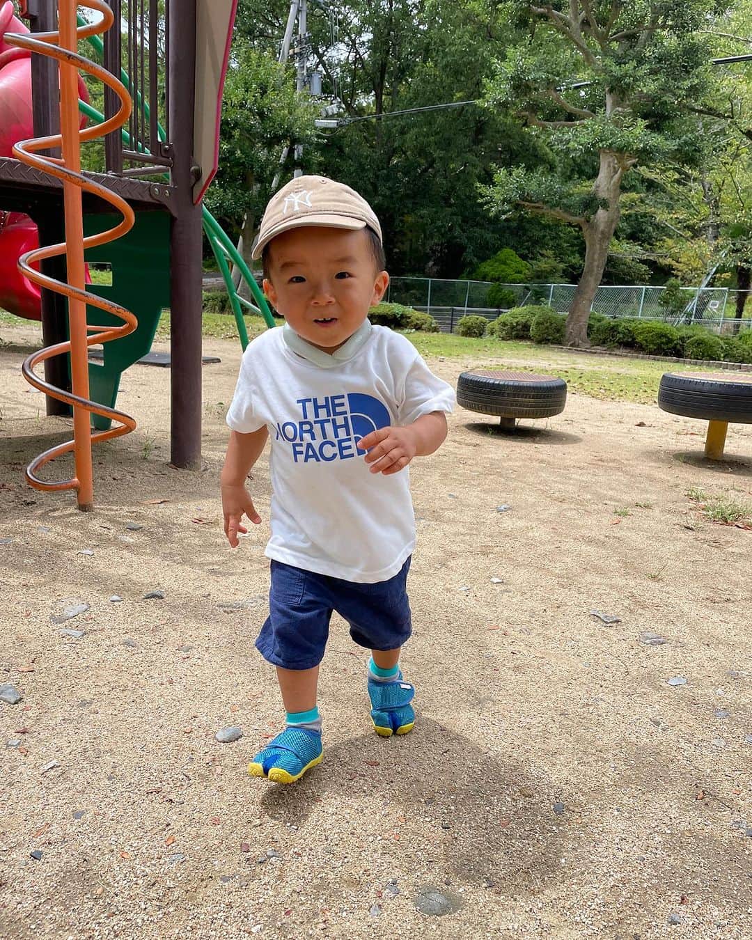 梶剛さんのインスタグラム写真 - (梶剛Instagram)「ヘラヘラしながら近づいてきた息子。  1年前に同じ場所で初めて2、3歩、歩いた場所だから思い出の場所なのです。  #香川県 #子育て #梶剛の子育て日記 #峰山公園」8月8日 20時56分 - kajitsuyoshi
