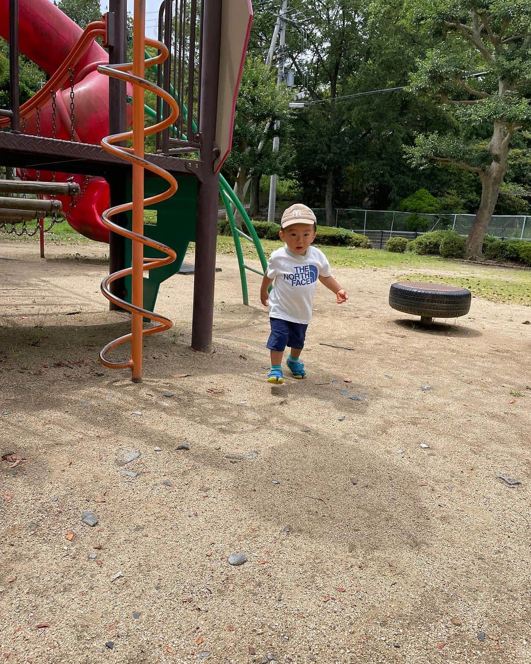 梶剛のインスタグラム：「ヘラヘラしながら近づいてきた息子。  1年前に同じ場所で初めて2、3歩、歩いた場所だから思い出の場所なのです。  #香川県 #子育て #梶剛の子育て日記 #峰山公園」