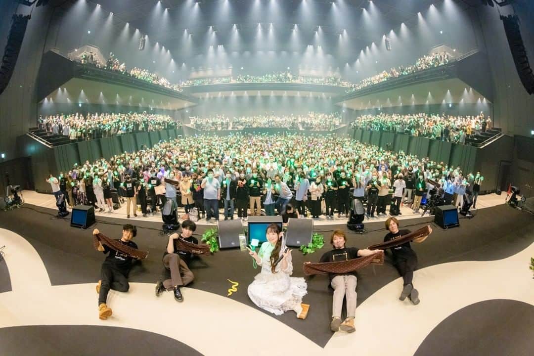 南條愛乃のインスタグラム：「【ツアー2023】WOWOW 8/12(土)昼12時〜  南條愛乃 Live Tour 2023 ～ジャーニーズ・トランク～ 2023.4.23〜5.7  　相模女子大学グリーンホール 　NHK大阪ホール 　刈谷市総合文化センター 大ホール 　立川ステージガーデン  ✨✨✨✨✨✨✨✨✨✨✨ WOWOWさんにて立川公演の模様が ８月１２日（土）お昼１２時〜 独占放送・配信されます！ #WOWOWジャニトラツアー ✨✨✨✨✨✨✨✨✨✨✨  【放送まであと４日】 ８日目の一枚目は立川公演に来てくださった皆さんとの記念写真です！ そしてついにアンコール衣装まできました！ （うすうす気付いてたけど衣装基準で振り返ってるなあ笑）  「ハートリップ」をアンコールで歌いたいとずっと思ってたので、Tシャツアレンジはハートリップの純粋なイメージに合わせて白にしました！  ツアーグッズTシャツのアレンジなんだけど、販売したのは黒なんです。 だけどこのアレンジのために、グッズ大臣にお願いして白版を一点のみ作ってもらいました！！ ありがてええ！  （実際は、いけますよ〜みたいなすごい軽いノリだった・・・気がする・・・違ったっけ・・・？笑）  最近のアンコールTシャツ、アレンジがすごすぎて、もはやTシャツの概念をぶちやぶってる感じがとても好きです。 （打ち合わせでも、「ワンピース型にしよっか〜」と最初からTシャツにとどめる気がないやりとり🤣）  そして謎の黄色いヘビがなんなのかは映像でお確かめください・・・笑 放送当日はぜひ「#WOWOWジャニトラツアー」をつけて感想つぶやいてくださいね〜！  ・・・ 撮影　江藤はんなさん」