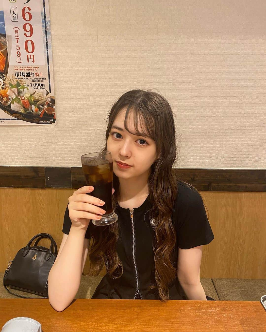 木下絵里香さんのインスタグラム写真 - (木下絵里香Instagram)「• • 🥤🖤 • • #夏服#夏服コーデ#167cmコーデ#骨格ナチュラル#プリーツスカート#シーイン#シーインコーデ#shein購入品#sheinコーデ#shein#2023ss#girly#japanesegirl#06#06년생#jk2#jk#sjk#고등학생#패션#옷스타그램#패션스타그램」8月8日 21時01分 - _erika__k__