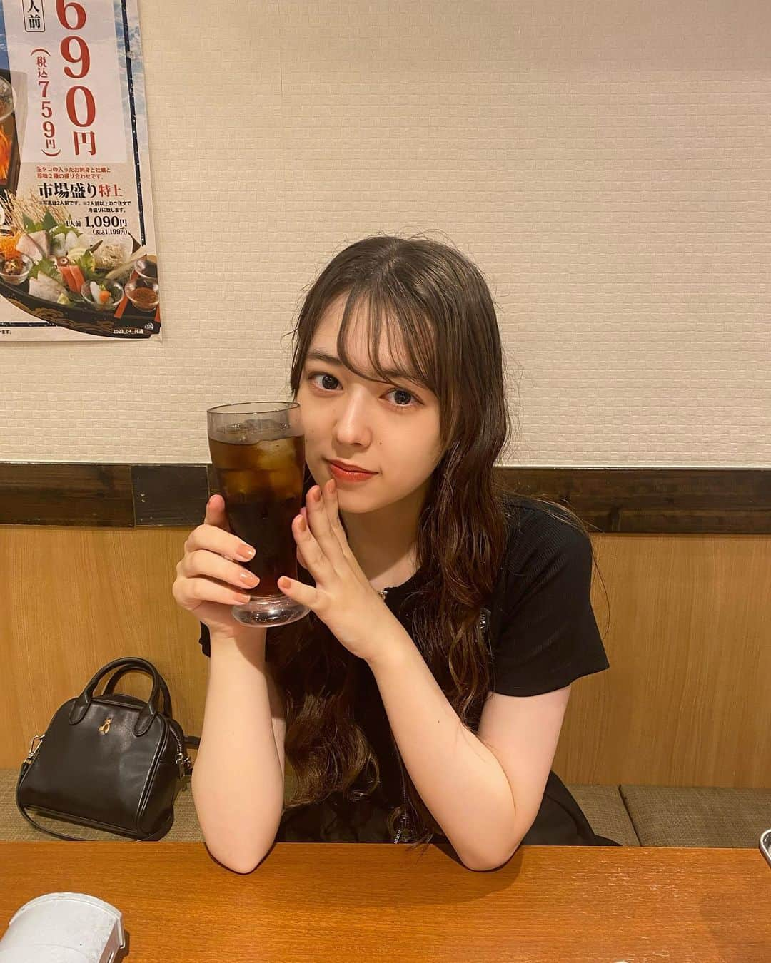 木下絵里香さんのインスタグラム写真 - (木下絵里香Instagram)「• • 🥤🖤 • • #夏服#夏服コーデ#167cmコーデ#骨格ナチュラル#プリーツスカート#シーイン#シーインコーデ#shein購入品#sheinコーデ#shein#2023ss#girly#japanesegirl#06#06년생#jk2#jk#sjk#고등학생#패션#옷스타그램#패션스타그램」8月8日 21時01分 - _erika__k__