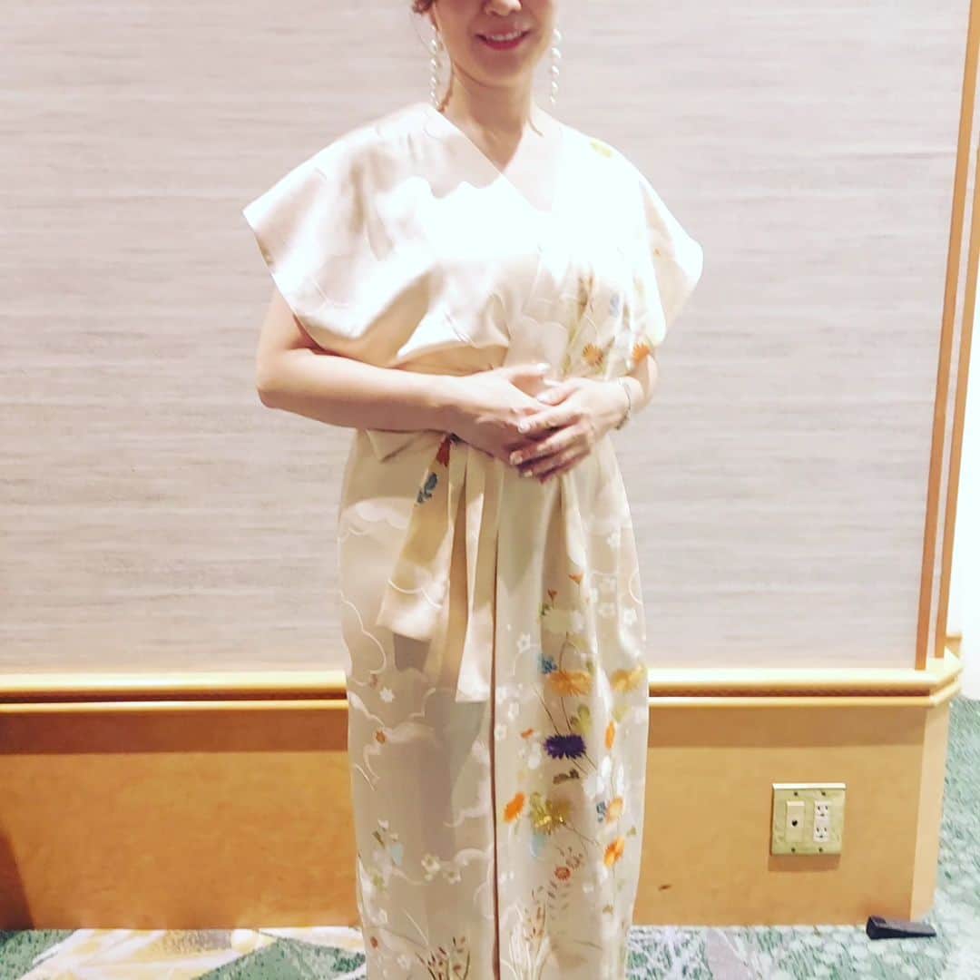 三浦 さやかさんのインスタグラム写真 - (三浦 さやかInstagram)「【季縁さんの着物ドレス✨】 目黒雅叙園で、輝く8つの秘訣パーティーで季縁さんのドレスをまとってきました❣️  シルクで肌触りもよくて、艶もあり 色んな方に声をかけて頂き、誉めて頂きました。  伝統を現代へと繋ぐ⽇本の美意識を詰め込んだ着物⽂化。ひとつの着物を仕上げるために、数多くの⼯程を、熟練の職⼈により完成させます 。そこには⽇本⼈が古くから持つ感性が活かされています。古き良き⽇本の美意識を継承しています。   ■株式会社 季縁 （きえん）所在地 ：〒604-0063 京都府京都市中京区西大黒町332-5 連絡先 ：info@kimonokien.jp Web site :https://kimonokien.jp/  Instagram  https://www.instagram.com/kien_kimonodress/  LINE : https://lin.ee/U3n2dRa  本社ショールームは京都ですが、オンラインでのオーダーも承っております。 チェックしてみてね✨  #kien_kimonodress #着物ドレス #三浦さやか #パラレルキャリア  #副業」8月8日 21時02分 - sayaka_miura82