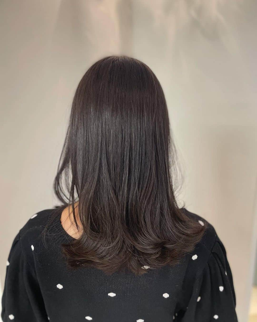 千葉優子さんのインスタグラム写真 - (千葉優子Instagram)「new hair ♡  いつも銀座LONESS店長の 目澤さん @sayuri.loness に お願いしてます🥰  前回の6トーンアッシュブラウン＋ブルーが 激かわ&色持ちが最高で 今回もおかわりしました🤤笑  見てよこのちゅるん具合、、♡  痛恨のミスで、 用事の後にそのままお気に入りの黒いトップスで 行ってしまったから分かりづらいけど この前旅行の時ふとした写真で さっとおろしたときの形が あまりにも綺麗すぎて感動した。笑  いつもほぼお任せなんだけど 目澤さんが作るこのくびれヘアが 扱いやすくて本当に神業🥹  付いていただいた ハチさん @loness_crazy_hachi の シャンプートリートメントが 最高すぎて爆睡したし 話が面白すぎて爆笑🤣  いつもみなさんに元気もらってる♡ ありがとうございます🥹✨  . #美容院#美容デー#美容#ヘアメンテナンス#ヘアカラー#mamagirl#locari#ロカリ#ponte_beauty#mineby3mootd#銀座#loness#loness銀座#ママファッション#ママモデル#読者モデルlucra#4yuuu#アラサー#アラサーヘア#ミディアムヘア#ヘアスタイル #ヘアカット#ママコーデ#ヘアモデル#トレンドカラー#ヘアスタイルミディアム#夏ヘア#ママヘア#ママヘアスタイル」8月8日 21時03分 - yuko_chiba1018