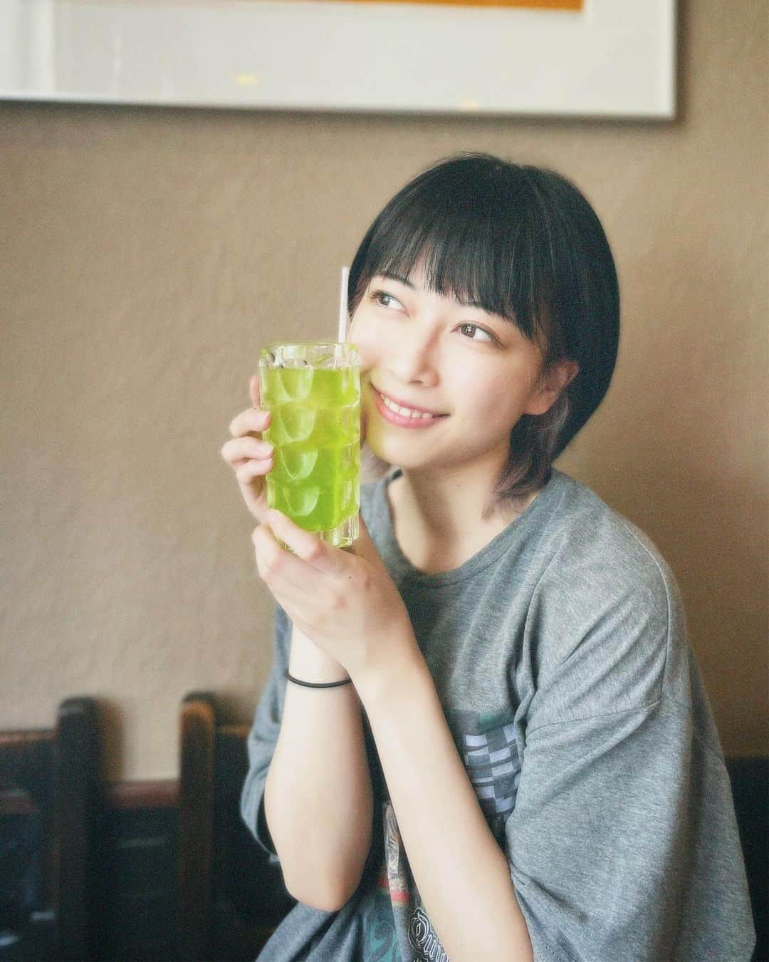 彩木咲良のインスタグラム：「☺︎ 昔ながらの喫茶店ってメロンソーダが濃くて美味しいよね🍈」