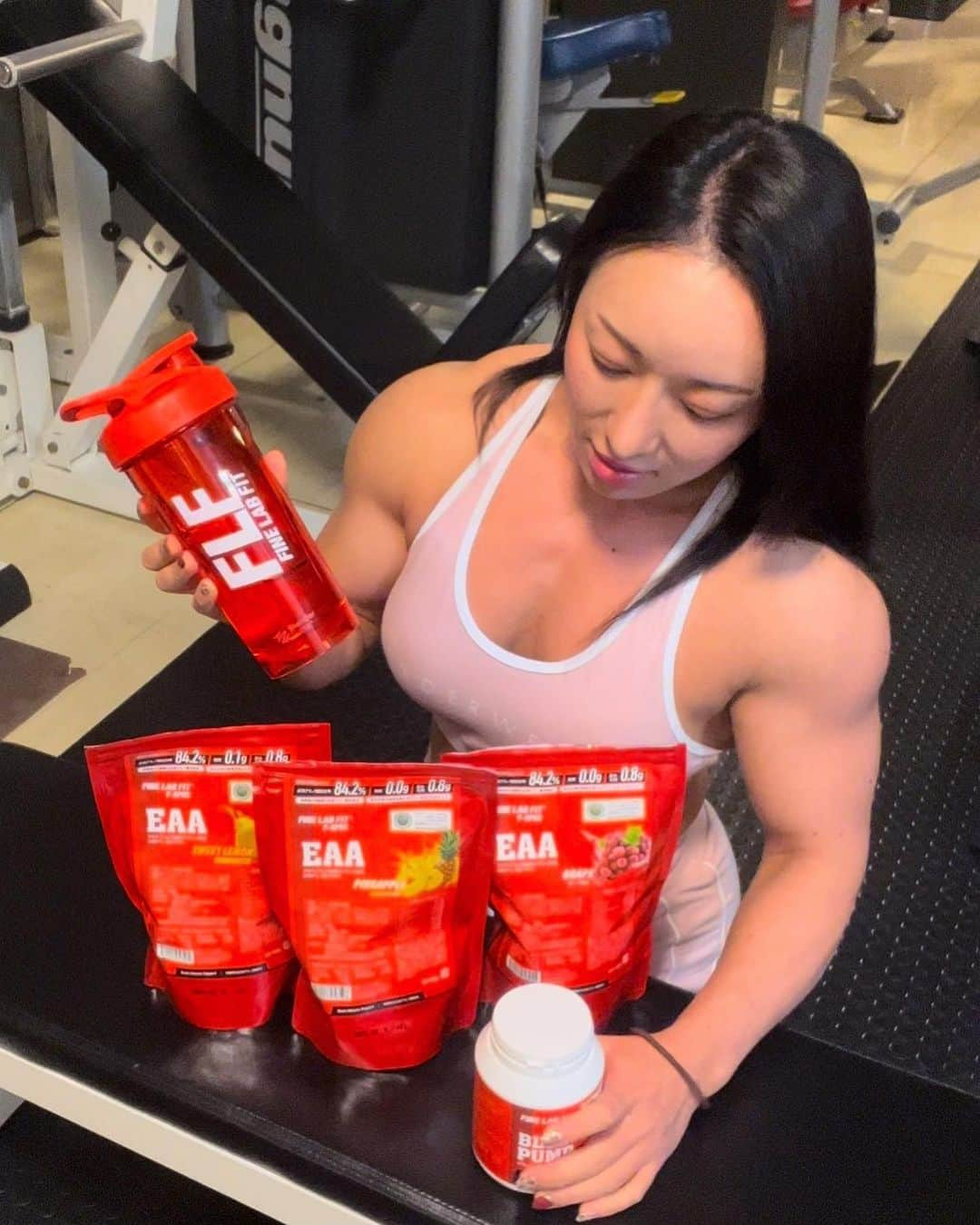 YAMADAASAMIのインスタグラム：「トレーニング中のドリンクは、 @flf_formula  @fine_lab_official   EAAとブラッドパンプをMIX が最近のお気に入りです😁 ブラッドパンプはプレワークアウトサプリなのでトレ前に摂取するこも多いです🙆‍♀️ EAAは、 パイナップル🍍 グレープ🍇 レモン🍋 どの味も好きだけど、個人的に一番好きなのはパイナップルかなぁ🥰 EAA＆ブラッドパンプのおかげでいつも全力を発揮できてます😎  ファインラボオンラインストアにて 🉐クーポンコード 【FLYAMADA】 ご使用で、お会計から10％オフが適用されます‼️ 忘れずにご入力ください✨  @fine_lab_official  @flf_formula  @suzuki.katsuaki  #ifbb #ifbbpro #ifbbelitepro  #ELITEPRO #ifbbfigure  #bodyfitness #fitness #figure  #gym #gymmotivation #training  #trainingmotivation #workout #bodybuilding #workoutmotivation #筋トレ #筋トレ女子 #トレーニング #ジム #フィットネス  #エフクラス  #f_class #ファインラボ #」