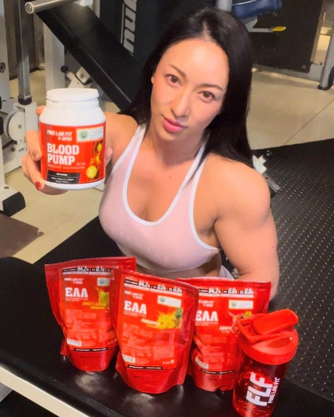 YAMADAASAMIさんのインスタグラム写真 - (YAMADAASAMIInstagram)「トレーニング中のドリンクは、 @flf_formula  @fine_lab_official   EAAとブラッドパンプをMIX が最近のお気に入りです😁 ブラッドパンプはプレワークアウトサプリなのでトレ前に摂取するこも多いです🙆‍♀️ EAAは、 パイナップル🍍 グレープ🍇 レモン🍋 どの味も好きだけど、個人的に一番好きなのはパイナップルかなぁ🥰 EAA＆ブラッドパンプのおかげでいつも全力を発揮できてます😎  ファインラボオンラインストアにて 🉐クーポンコード 【FLYAMADA】 ご使用で、お会計から10％オフが適用されます‼️ 忘れずにご入力ください✨  @fine_lab_official  @flf_formula  @suzuki.katsuaki  #ifbb #ifbbpro #ifbbelitepro  #ELITEPRO #ifbbfigure  #bodyfitness #fitness #figure  #gym #gymmotivation #training  #trainingmotivation #workout #bodybuilding #workoutmotivation #筋トレ #筋トレ女子 #トレーニング #ジム #フィットネス  #エフクラス  #f_class #ファインラボ #」8月8日 21時05分 - asami___yamada