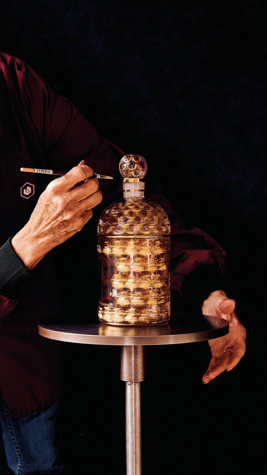 ゲランのインスタグラム：「First created in 1853 to house Guerlain’s Eau de Cologne Impériale, a wedding gift for France’s Empress Eugénie, the Bee Bottle remains an icon of French craftsmanship. 170 years of ancestral savoir-faire, brought to life flawlessly by the artisans of Pochet du Courval.  @groupepochet  #Guerlain #SavoirFaire #BeeBottle #FlaconauxAbeilles」