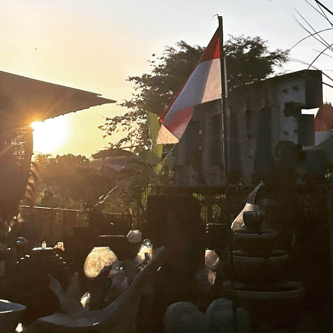 YOONさんのインスタグラム写真 - (YOONInstagram)「My vintage #ACG Aqua wet shoes, Junya and I went to go make Balinese coffee, and hung out in Ubud today ☕️🌴🖤  Next stop winter #Sydney! 🤘🏽😌🖤」8月8日 21時06分 - yoon_ambush