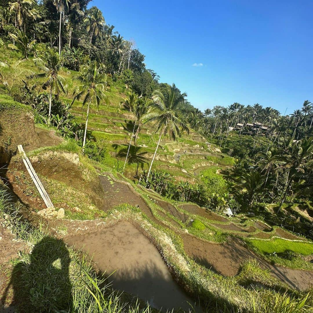 YOONさんのインスタグラム写真 - (YOONInstagram)「My vintage #ACG Aqua wet shoes, Junya and I went to go make Balinese coffee, and hung out in Ubud today ☕️🌴🖤  Next stop winter #Sydney! 🤘🏽😌🖤」8月8日 21時06分 - yoon_ambush