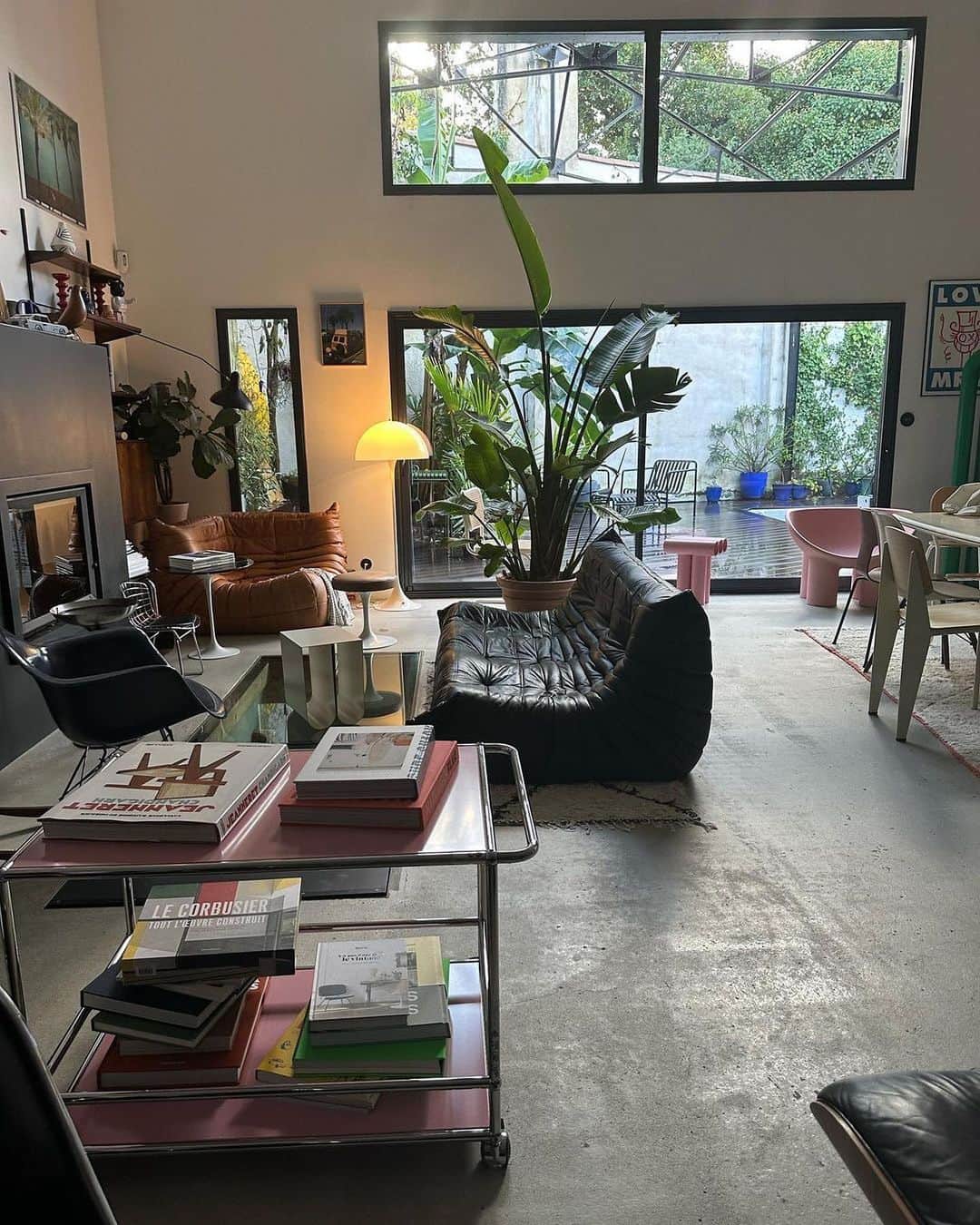 My Interiorのインスタグラム：「Nicest place designed with retro furniture by @6hom.e」
