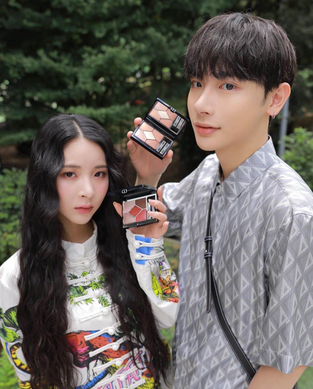 よしあきのインスタグラム：「DIORSHOW📸  新しくリニューアルしたディオールショウが8月18日から登場✨ 早速新作のサンク クルールのアンバーパールをチェックしてみたよ🍊目元に馴染みやすくて秋を先取りするようなサンセットオレンジでお気に入りでした。  アイシャドウやマスカラ、アイライナー、アイブロウペンシルのラインナップも更に豊富になるそうなのでチェックしてみてね🎨  @diorbeauty  @dior  #ディオールショウ#DIORSHOW #supportedbydior」
