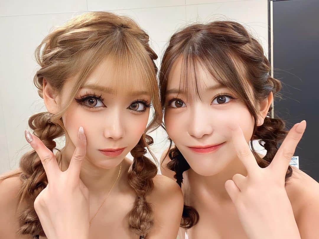 あおぽんのインスタグラム：「・ ・ ・RIZIN最終日は大好きな嫁のCOCOちゃんと同じ髪型したんだ❤️‍🔥 ・ ・ディズニーも同じ髪型だったし嬉しい♥️ ・ ・また早く会えますように🍀*゜ ・ ・ #gal #ギャル #シャッフルアイランド #rizin #双子」