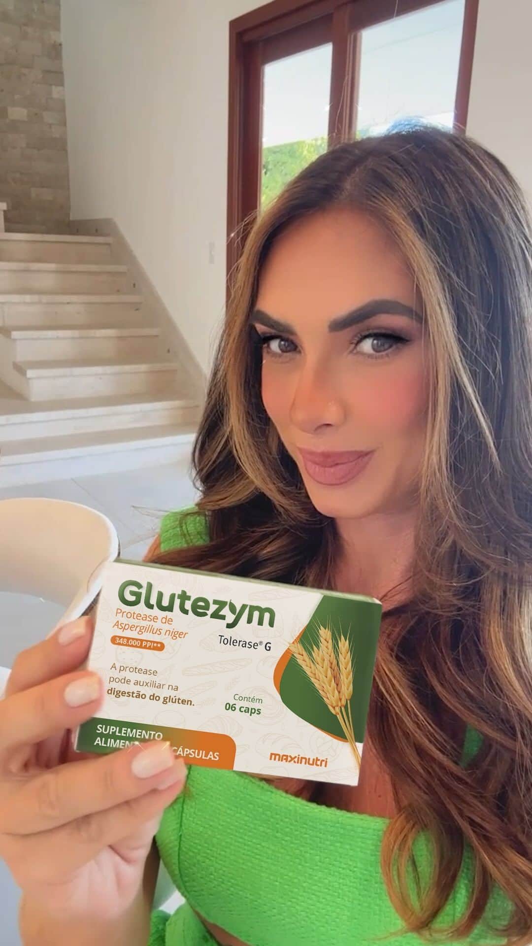 Nicole Bahlsのインスタグラム：「Trouxe uma novidade para quem tem sensibilidade ao comer alimentos com glúten!  Se você sente dor abdominal, estufamento, gases outros desconfortos após consumir alimentos glúten seus problemas acabaram!!!   Apresento o Glutezym!   O Glutezym é o primeiro produto do Brasil para auxiliar na digestão do Glúten!!!   Agora faz parte do meu dia a dia, não fico mais sem. Ai que tudooo!!!  Corram no site da @maxinutrioficial e garantam já o de vocês!   *Glutezym não possui eficácia comprovada para celíacos ou alérgicos ao trigo. Consulte seu médico ou nutricionista.」