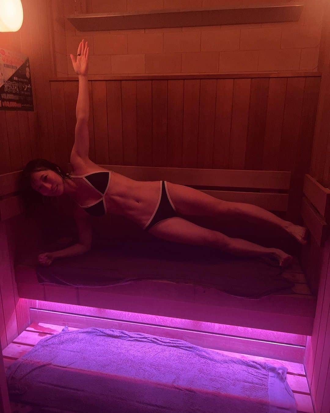 のインスタグラム：「ランしてサウナ🧖‍♀️ 睡眠の質に悩んでる人はぜひ試してみてほしい！！！  サウナで筋トレ🏋️  サウナでじっとしていられない人におすすめ！余計暑くなるけどね🤭  #サウナ女子」
