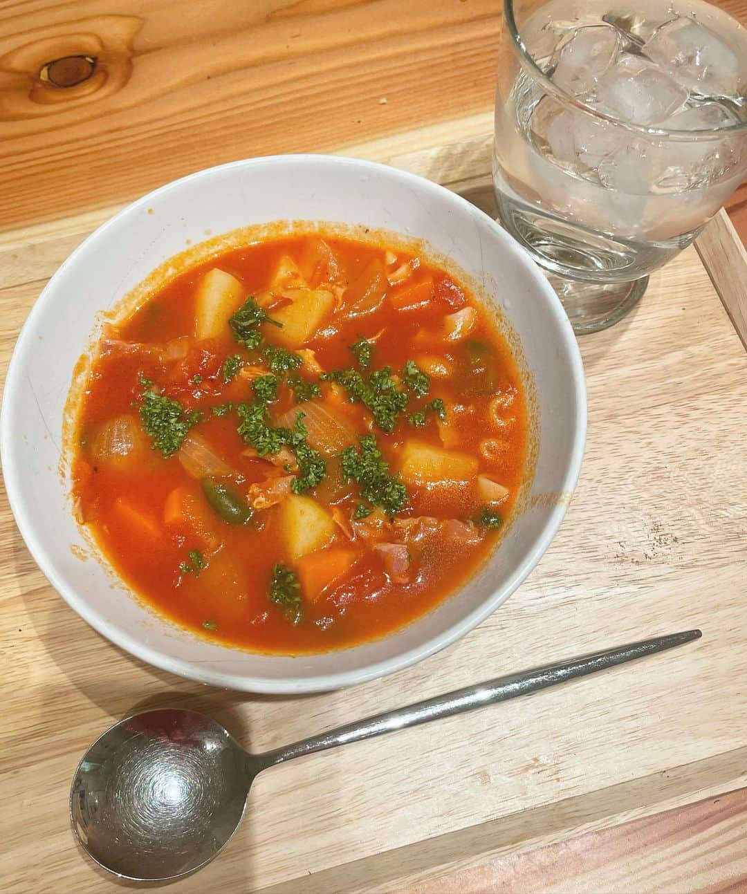 中林美和さんのインスタグラム写真 - (中林美和Instagram)「夏は食欲も落ちるよねー。 そして冷房で身体が冷えたり、体調も壊しがち。 今日は夏風邪気味の娘にミネストローネ🍅 お野菜ゴロゴロで美味しくできました。 早く元気になあれー！」8月8日 21時17分 - miwanakabayashi