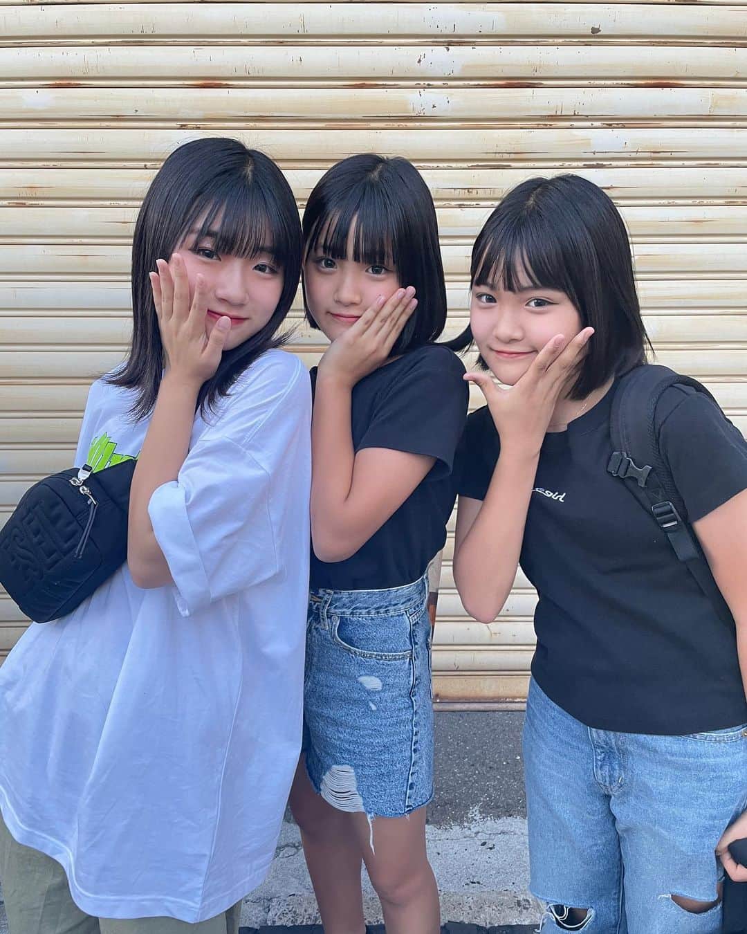 のインスタグラム：「撮影頑張りました👍  _ _ _ _ _ _ _ _ _ _ _ _ _ _ _ _ _   ◽️YouTube◽️ ろこまこあこチャンネル ▶︎夏休み毎日投稿中  ろこチャンネル ▶︎木曜日　17時〜  ライブ配信 ▶︎毎日投稿中お休み  ◽️TikTok◽️ ろこまこあこ ▶︎ atukiyo0311 ろこ（母管理）▶︎ rocoz.0517rma  ◽️Instagram◽️ ろこ（母管理）▶︎ @rocoroco0517 まこ（母管理）▶︎ @macomacomacorun  あこ（母管理）▶︎ @acoacoaconz  _ _ _ _ _ _ _ _ _ _ _ _ _ _ _ _ _ _  #kidsfashion#三姉妹#youtube#youtuber#ろこまこあこ#キッズコーデ#小学生コーデ#jc2#js6#twins#双子#コーデ#kids」