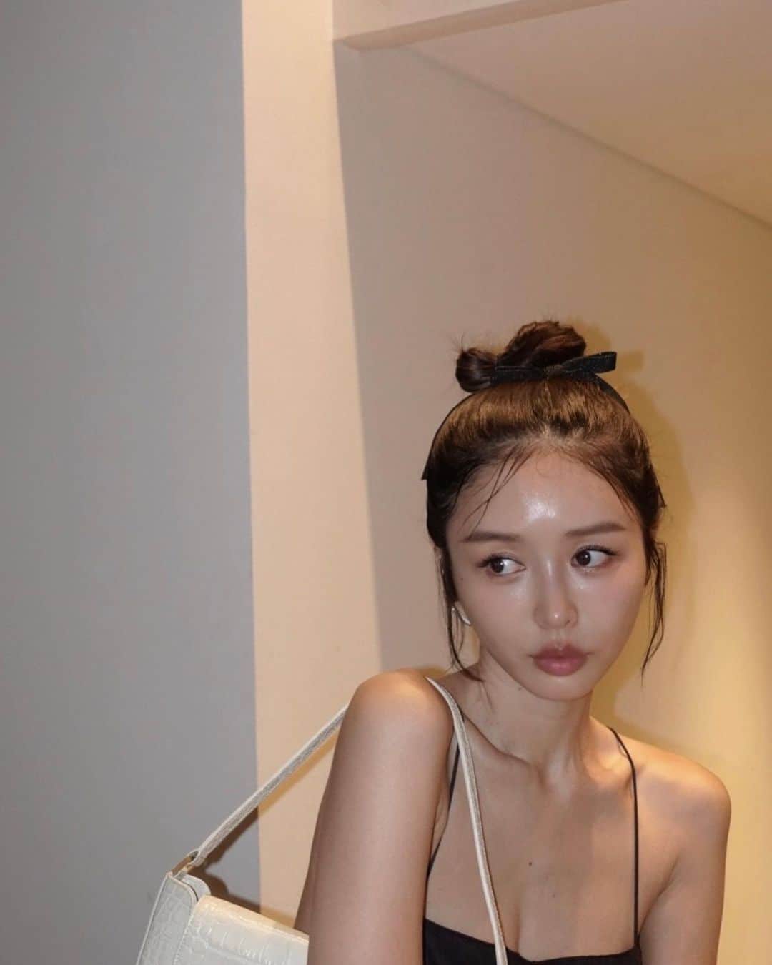 加治ひとみのインスタグラム：「🖤💦  夏は暑くて髪おろせない🤯🤯  dress @searoomlynn_official  ▪️▪️▪️」