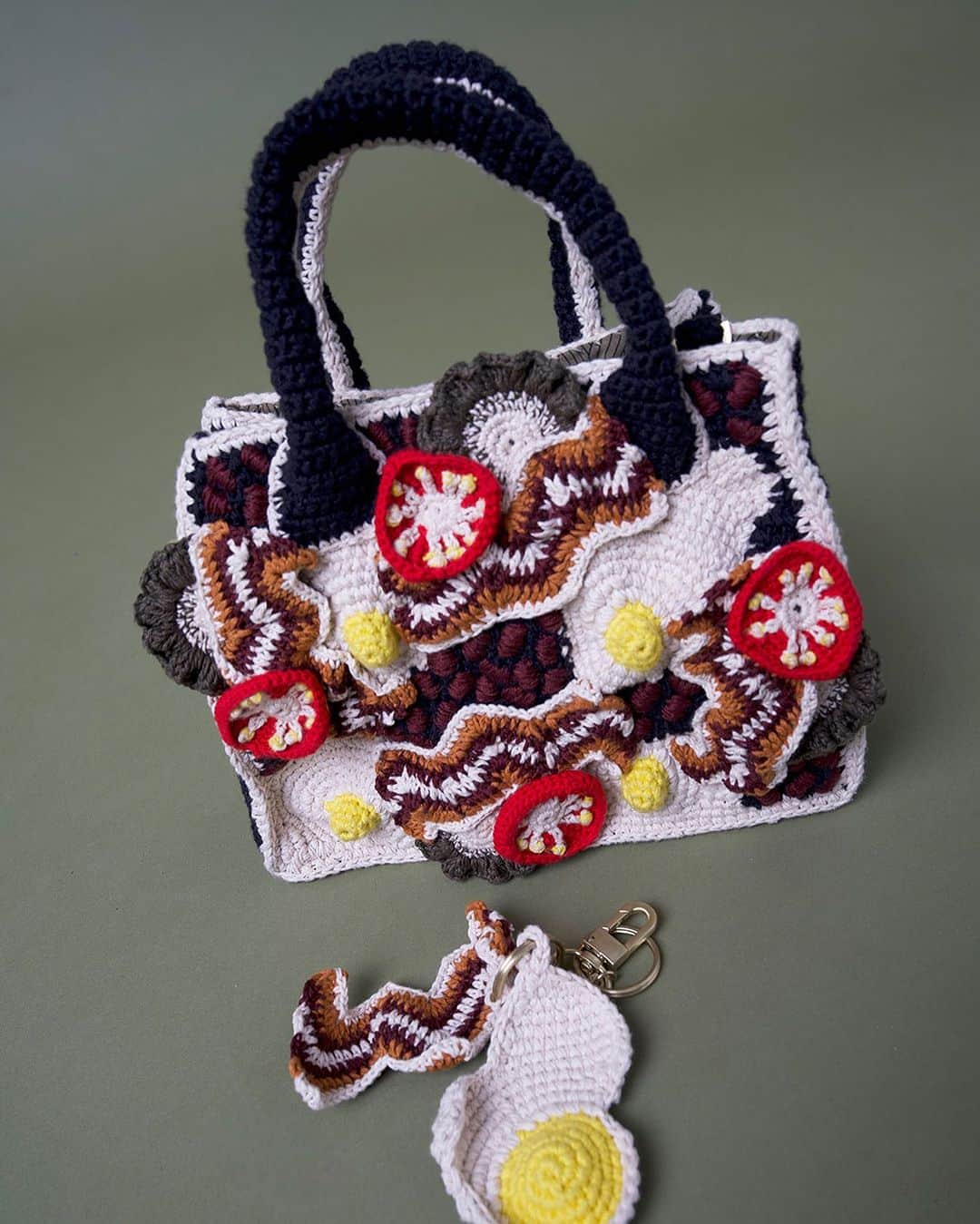 ジャマンピュエッシュのインスタグラム：「Discover our first collection of knitted cotton bags created in collaboration with our workshop in Madagascar. The master craftsmen interpreted our whimsical ideas using ancestral knitting techniques. #jaminpuech #knitting #uniquebag」