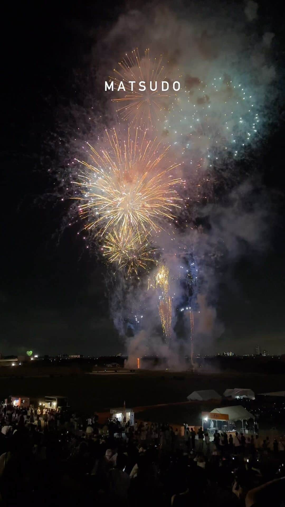 RIEのインスタグラム：「【 松 戸 花 火 大 会 】 今年は松戸市制施行80周年 千葉県誕生150周年を記念して🎖️ 全国的に1.2番の打ち上げ数を誇る 最大規模の2万5000発🎇 ⁡ の予定が、強風のため途中で中止に。 残念ですが、安全第一。 ⁡ ただ江戸川の河川敷からは 市川と幕張と手賀沼の花火大会も四方八方で 眺めることができて贅沢な空間でした。 ⁡ ⁡ ⁡ 📅 今後開催される花火大会 8月11日(祝) さいたま市花火大会(埼玉) 8月11日(祝) ぎふ長良川花火大会(岐阜) 8月12日(土) とりで利根川大花火(茨城) 8月12日(土) 神宮外苑花火大会(東京) 8月13日(日) 関門海峡花火大会(福岡) 8月26日(土) 大曲の花火(秋田) 8月26日(土) 高崎大花火大会(群馬) 9月16日(土) 利根川大花火大会(茨城) 10月7日(土) 九州一大花火まつり(長崎) 11月4日(土) 土浦全国花火競技大会(茨城) ⁡ ⁡ ⁡ ⁡ ⁡ ⁡ ⁡ ⁡ #花火大会 #花火大会2023 #花火大会🎆 #松戸市 #松戸花火 #江戸川花火 #花火 #日本の風景 #iPhone14pro #iphoneography #fireworks #japanculture #花火師さんありがとう」