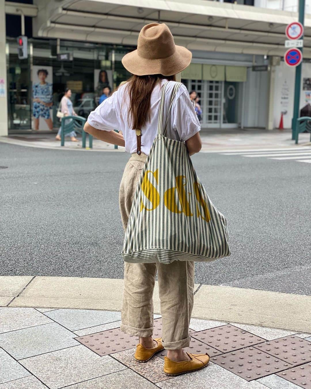 のインスタグラム：「無事東京に戻りました  新幹線に乗ってしまえば本当にあっという間の距離 この程よい距離感もまたいいんだなぁ 何で京都ばっかりなんですか？とよく言われてしまうんだけど もうね、好きなんですよ心の底から 街の規模感もそこにいる人達もゴハンが美味しいところも！ 街が両手を広げて受け入れてくれてる感じさえしてしまう  連日ワイワイしていたので東京に戻っていきなりぽつーんな感じでやたら寂しいです....  さてさて東京のお店はひとまず16日に開けます！ティータオルのベストはまずそこで販売した後にwebshopにアップさせてください🙇🏻‍♀️ ストライプパンツも16日にお店に出します  16日以降は21月曜日、22日火曜日も営業予定ですのでよろしくお願いいたします」