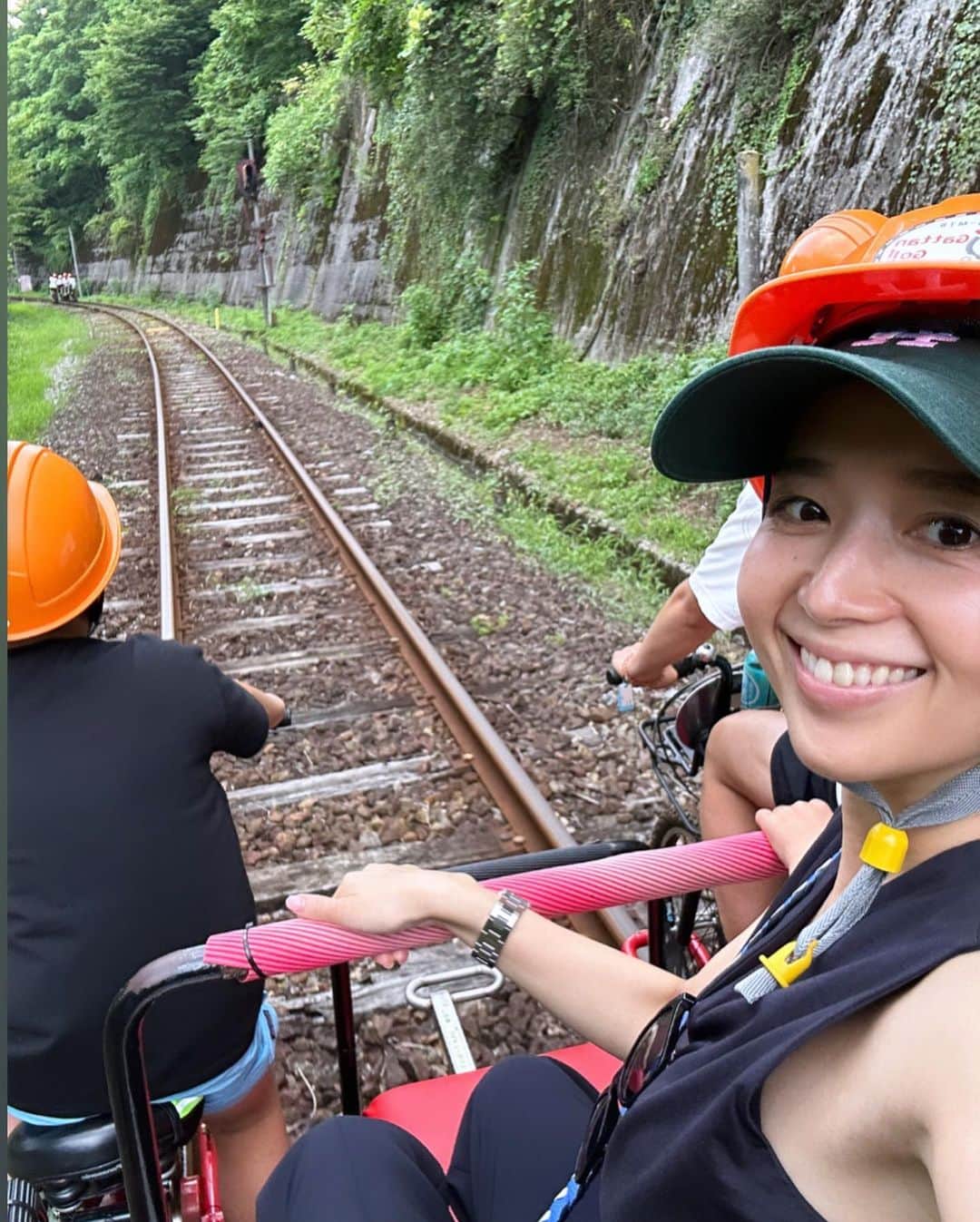 外村久美子さんのインスタグラム写真 - (外村久美子Instagram)「・ Rail-MTB Gattan Go！！  旧神岡鉄道の廃線レールの上を自転車で走る🚴‍♀️ 真っ暗な長いトンネルはヒヤっとするし色々考えちゃうけど、とりあえず走りぬけるしかないw とにかく絶景だし、どの作品って言われても困るけど、 なんだか気持ちはジブリの世界🌳  後ろの人はただ乗せてもらうだけで楽ちんだし、 チャイルドシートもペットカートも乗せれてみんな楽しそうだった〜最高👏」8月8日 21時21分 - kummy153
