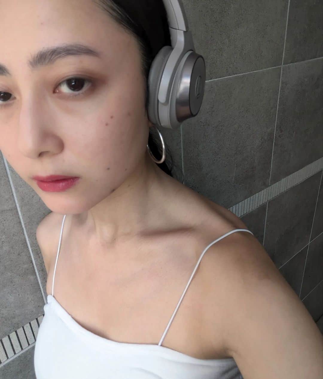 小川琴美のインスタグラム：「夏の青みメイクを推していきたい 太陽の光と相性がいい気がしてる  眉毛とリップは @maybelline   ・ブロウインク カラーティントデュオ/ 08番(限定色) ブルーなんだけど、眉毛の上に重ねると程よくグレイッシュになって気に入っている  ・SPステイ ヴィニルインク/10番 このシリーズが持ってるリップで一番落ちない　ハッキリしたピンク使いたいときはこれ一択」