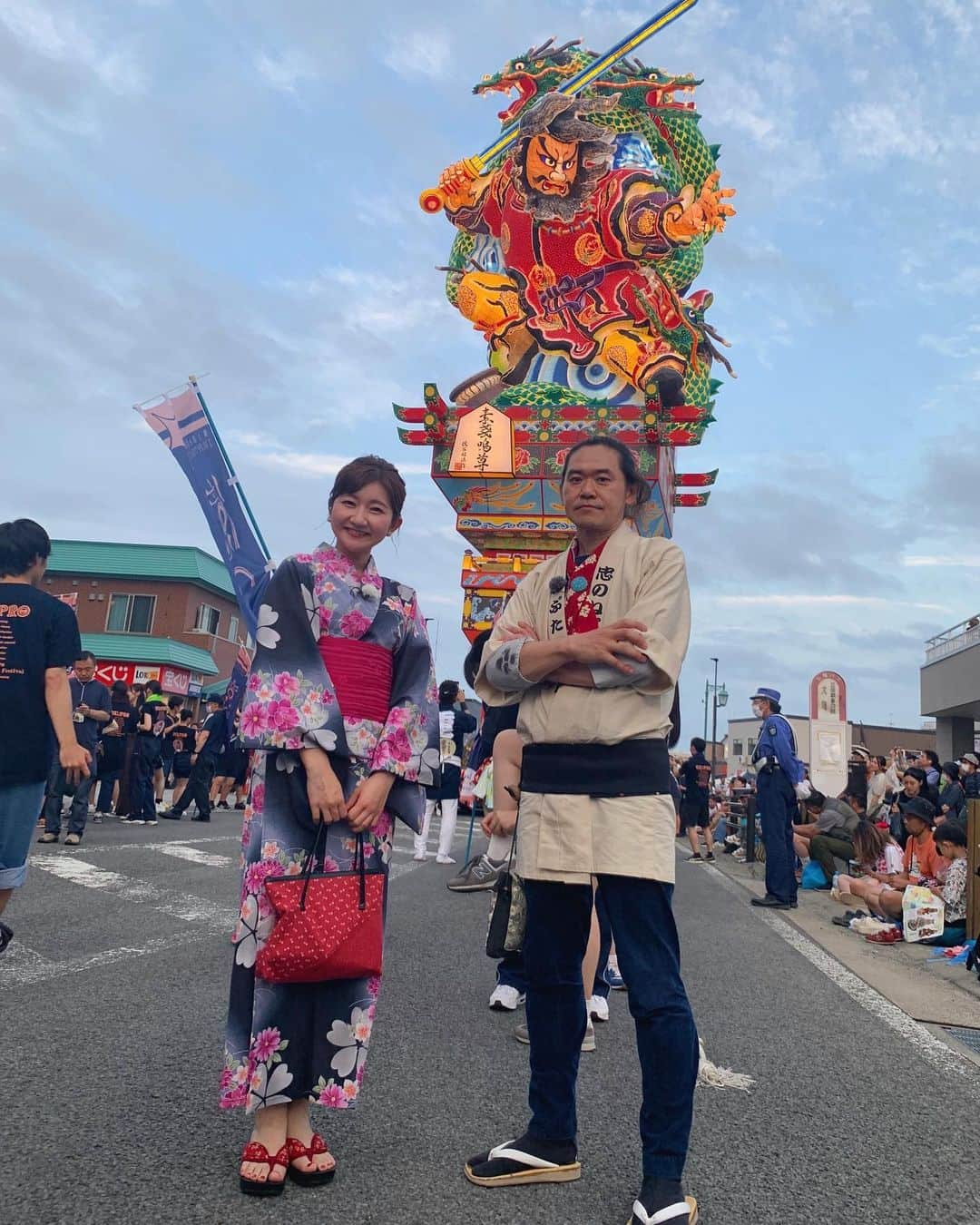 稲葉千秋さんのインスタグラム写真 - (稲葉千秋Instagram)「夏祭り中継最終日✨  昨日は五所川原立佞武多の 会場からお伝えしました☺️🎵  生で見る立佞武多はやはりものすごい迫力！！ まだ空が明るくても、とても美しくて 中継を忘れるほど見入ってしまいました🥺💓  中継にご出演頂いたねぷた表現師 忠太さんこと齊藤忠大さん。 会話の節々から、 立佞武多愛をひしひしと感じました😌✨  そして、新作立佞武多「素戔嗚尊」の制作者 鶴谷昭法さんにもお会いでき、 写真を撮らせていただきました✨ 素晴らしい立佞武多、 本当にありがとうございます！  新作を始め、暫、かぐやも 間近で見ることができ、 かっこよくて、送りも素晴らしくて👏 本当に圧巻でした！  夏祭り中継の初日と最終日を担当できて、 そして今年はねぶただけではなく 八戸三社大祭、平川ねぷたまつり、 五所川原立佞武多と県内の祭りを体感して伝えることができ、 とても嬉しかったです😌  ご覧頂いた皆さん、 ありがとうございました❣️  #五所川原立佞武多  #新作 #大型立佞武多 #素戔嗚尊  #ねぷた表現師 #忠太さん #齊藤忠大さん  #立佞武多制作者 #鶴谷昭法さん #生中継 #中継リポート #浴衣  #アナウンサー #稲葉千秋」8月8日 21時23分 - chakey_15