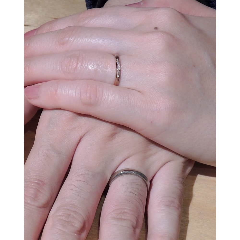 ith / イズ オーダメイド結婚指輪さんのインスタグラム写真 - (ith / イズ オーダメイド結婚指輪Instagram)「ピンクゴールドとホワイトゴールド。 細かいデザインにこだわるお二人は お色味のニュアンスもじっくり吟味。  マットな質感を選ばれた男性が、 “こちらの方がダイヤが引き立つから” と 女性を気遣うご様子が印象的でした。  ▽ 指輪について 結婚指輪(男性)：ヴィバーチェ K18WG：166,000円〜  結婚指輪(女性)：ヴィバーチェ K18PG：178,000円〜  お問い合わせコード：16432  *********************************** ⧉ ith 公式WEB  @ith_marriage アカウントTOPへ 　 ☞ プロフィールURLをタップ  ⧉ 暮らしに寄り添うジュエリー  ith online store ☞ @ith_jewelry   ***********************************  #結婚指輪 #マリッジリング  #表参道 #色違い #ピンクゴールド #ホワイトゴールド #カスタマイズ #オーダーメイド #オーダーメイドリング #手仕事 #結婚指輪オーダー #アトリエ #ゴールドリング #ダイヤモンド #結婚指輪探し #結婚指輪選び #指輪選び #指輪探し #結婚準備 #婚約 #プロポーズ #プレ花嫁  #花嫁準備 #2023秋婚 #2023冬婚  #2024春婚 #2024夏婚 #職人」8月8日 21時25分 - ith_marriage