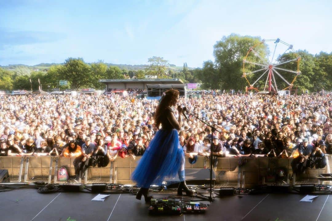 ケイト・ナッシュのインスタグラム：「Such good energy!! Thank you @bingleyweekend 🫶✨ photos @dorapaphides」