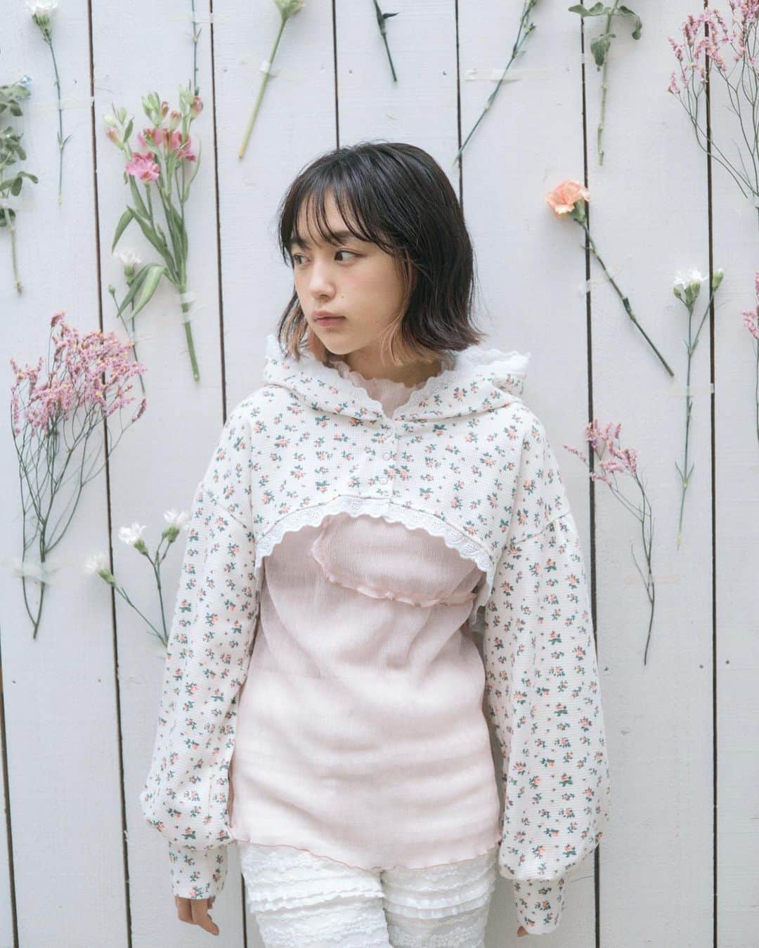 merry jennyのインスタグラム：「【 recommend ! 】 ㅤㅤㅤㅤㅤㅤㅤㅤㅤㅤㅤㅤㅤ 今月入荷の新作item！ topのURLから⇨  @merryjenny_instagram  ぜひcheckして下さいね！ㅤㅤㅤㅤㅤㅤㅤㅤ   〇 フリルショートサーマルフーディー col : ivory / black / mix ¥7,700 (tax in)  〇 rumpleティアードワンピース col : beige /  lavender / black ¥14,300 (tax in) 　 　 #merryjenny # メリージェニー  #2023aw #autumn #dreamwell #ワンピースコーデ #キャミワンピ」