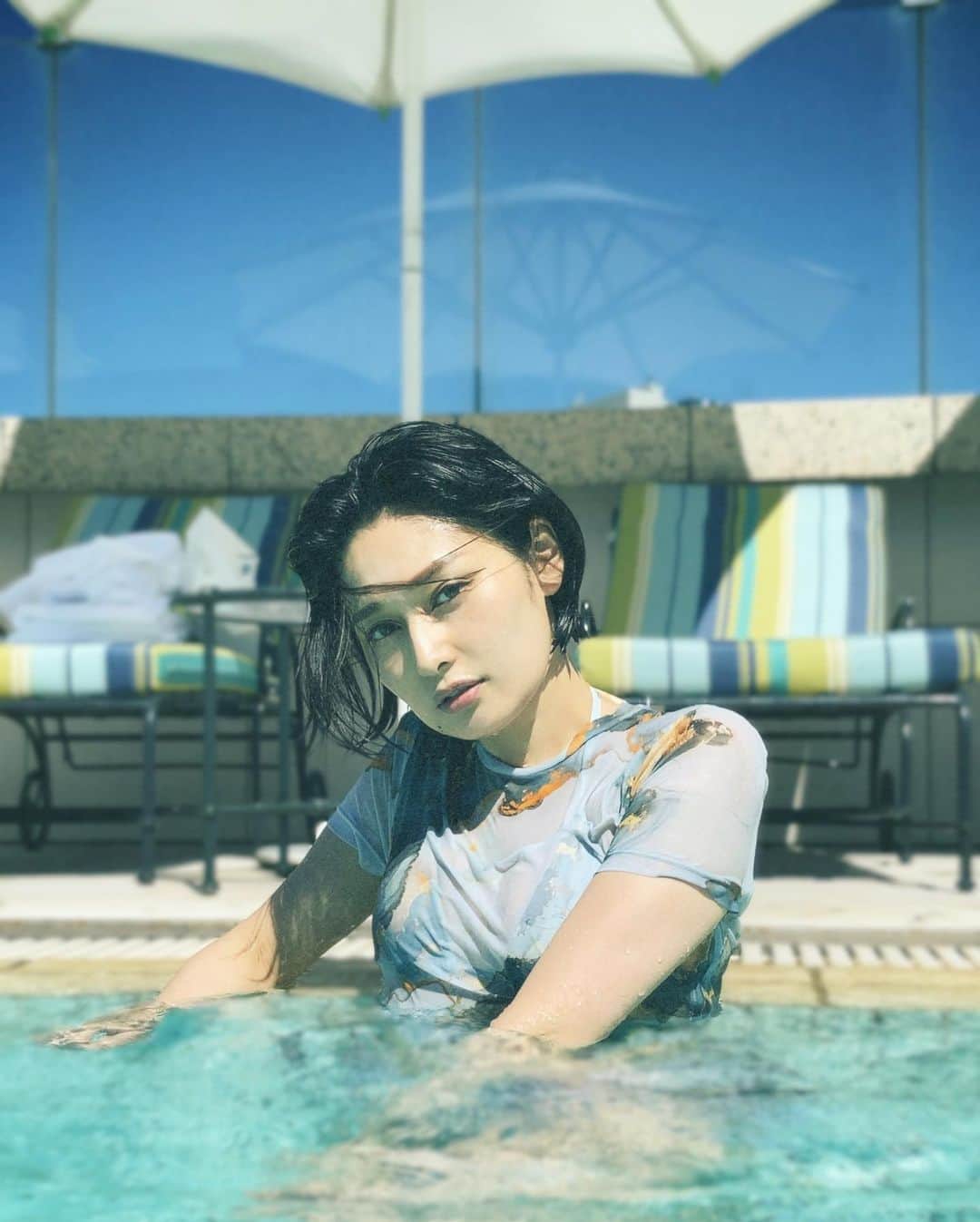 佐藤乃莉のインスタグラム：「夏をお届け☀️  左佐藤と右佐藤  🕺💃w  #japan#summer #夏#プール」