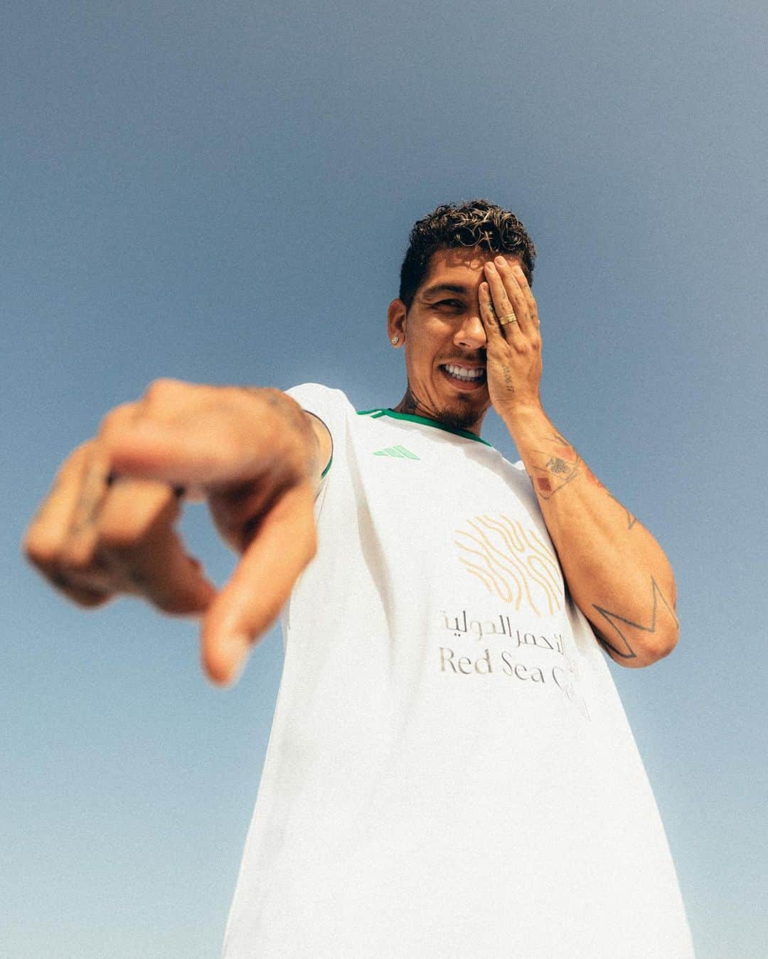 ロベルト・フィルミーノさんのインスタグラム写真 - (ロベルト・フィルミーノInstagram)「‎ الأهلي 🤛🤜 أديداس 🤛🤜 فيرمينو  ‎ هلا بالقميص الملكي والأداء الملكي! ‎ إليكم الطقم الأساسي لـ @alahliclub.sa لموسم 23/24  Al-Ahli 🤜🤛 adidas 🤜🤛 Bobby  Wear Royalty. Play Royally.  Introducing the @alahliclub.sa 23/24 home kit.」8月8日 21時29分 - roberto_firmino