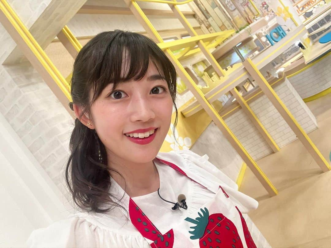 松本亜美さんのインスタグラム写真 - (松本亜美Instagram)「今日も新潟一番をご覧いただきありがとうございました✨ 西辻アナがイベントのお仕事のためイレギュラーで火曜日のスタジオに！👀  そして今日は『踊るさんま御殿』に諸橋アナが登場ということで、2.3部にも諸橋さんが登場しました😊 3部終了後のオフショットはこの3人で！ちょっぴり珍しいショットです！！諸橋さんと斎藤さんの笑顔がきらめいております🌟  諸橋さん、踊るヒット賞おめでとうございます🎉さすが我らが諸橋アナでした！！  そして、夕方レシピでは鍵冨先生と久しぶりにご一緒しました🍳 まさかの炒め担当！で、ゴーヤを使ったメニューを学びました♪ほろ苦さが絶妙でした！！本番後にツーショットを撮っていただきました！貴重な写真です！  明日は水曜日、スタジオMCなので、また新潟一番でお会いしましょう🍀  #teny #テレビ新潟  #夕方ワイド新潟一番  #スタジオ #オフショット  #踊るさんま御殿 #踊るヒット賞  #諸橋碧アナウンサー #さすがです #これからも学ばせていただきます  #斎藤久美子キャスター  #笑顔が眩しいです♡ #鍵冨茂先生 #ツーショット  #ゴーヤの美味しいメニューでした #アナウンサー  #松本亜美」8月8日 21時30分 - ami_matsumoto_teny