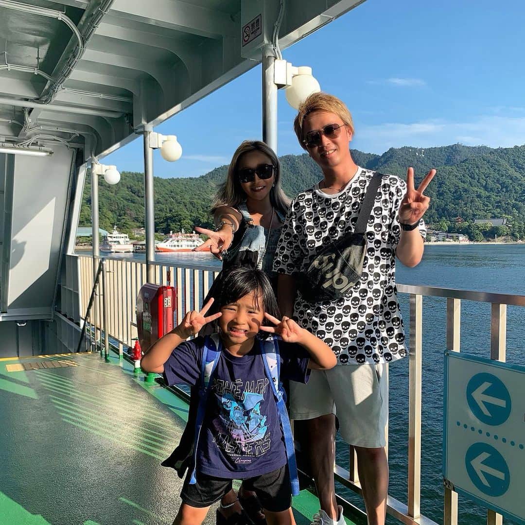 MII MAMAのインスタグラム：「. . . 👱🏾‍♀️👧🏽👱🏾‍♂️🟰👦🏽📷💭 ̖́- ------------------------------------------ 🔎White Style mi mama 良かったらチャンネル登録お願いします🙇🏽‍♀️ #YouTube#ユーチューバー#主婦ユーチューバー#MIIMAMA#チャンネル登録お願いします#2児ママ#年子ママ#ギャルママ#ぎゃるまま#アラサーママ#アラサー#30代#30代ママ#ホワイトインテリア#モノトーンインテリア#シンプルな暮らし#収納#ホワイト収納#イチナナ#イチナナライバー#専属ライバー#主婦ライバー#17LIVE#主婦YouTuber#ママYouTuber#ママライバー#幼稚園ママ#小学生ママ」