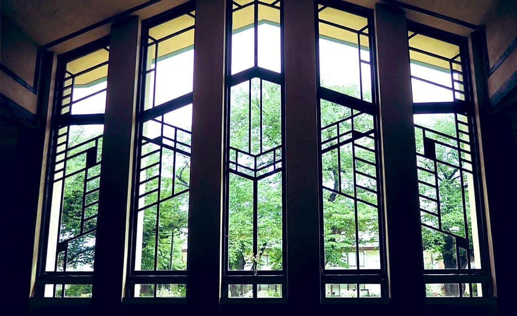のインスタグラム：「今朝は池袋にある重要文化財の自由学園明日館にて、とある憧れのマガズィンの撮影  窓がまるで五線紙♪  日々色々なことがあるけれど、大切に積み重ねていることって、音楽も仕事も人間関係も自分が思っている以上に大きく大切なものになっているんだなぁとじんわりした時間でした。」