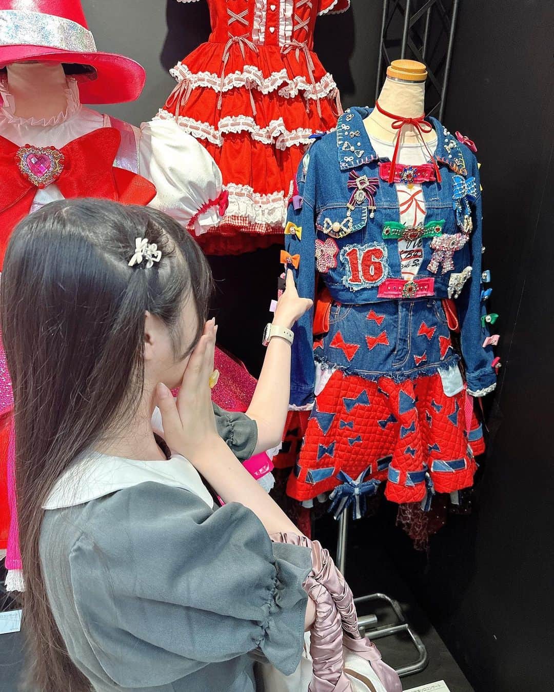 佐藤美波さんのインスタグラム写真 - (佐藤美波Instagram)「🪄︎︎  大丸東京さんできょうまで開催されていたAKB48大衣装展に行ってきました🥰🥰 最終日になんとかいけてよかった、、！🥹  アクスタのときに着させていただけた『永遠プレッシャー』のお衣装と写真撮れたー！わーい！ 大丸東京さんとまたこうしてAKB48がコラボしていろんなところにメンバーのポップがあったり、PR大使の我らがずんちゃんこと山根涼羽ちゃんがたくさんいてうれしかったー！ 大丸東京さんと衣装展をとても満喫したいちにちでした🥰🫶🏻   #akb48大衣装展 #大丸東京」8月8日 21時31分 - sato_minami16th