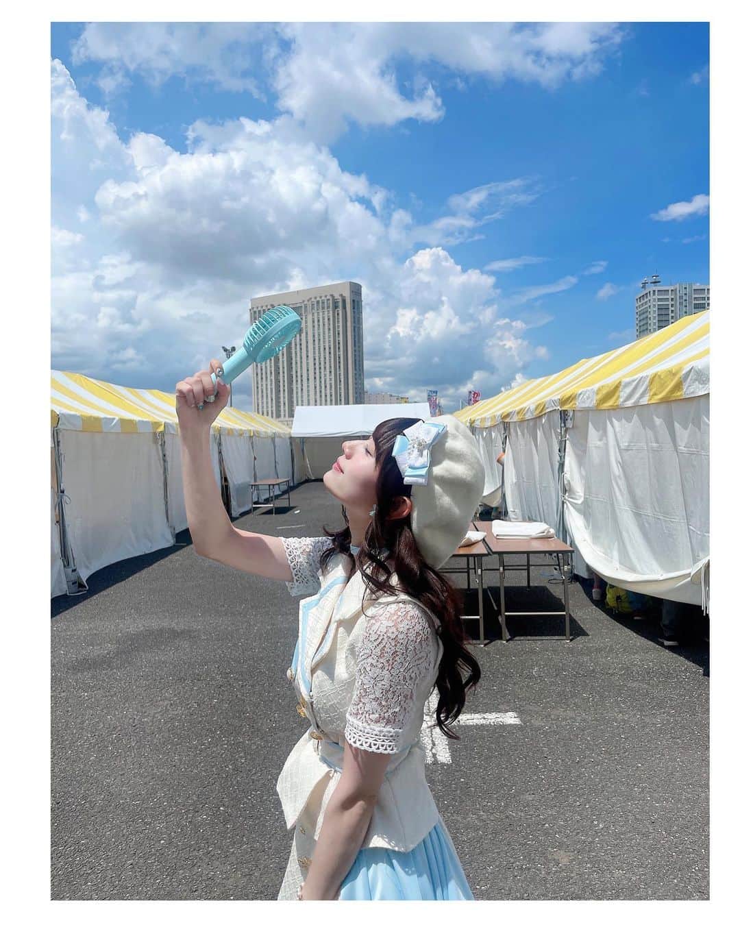 山田麻莉奈のインスタグラム：「. #TIF2023 たのしかったー！🩵 去年も1枚目のやつみたいなお写真撮ってたな〜  ちょっとお天気荒れたりもして ファンのみんなは大変だったかもしれないけど..！ 今年もたのしかった！！！！！  まだまだ夏、いっしょにたのしもーね！⠉̮⃝︎︎  #TIF2023 #アイドル #夏 #衣装 #水色 🌻」