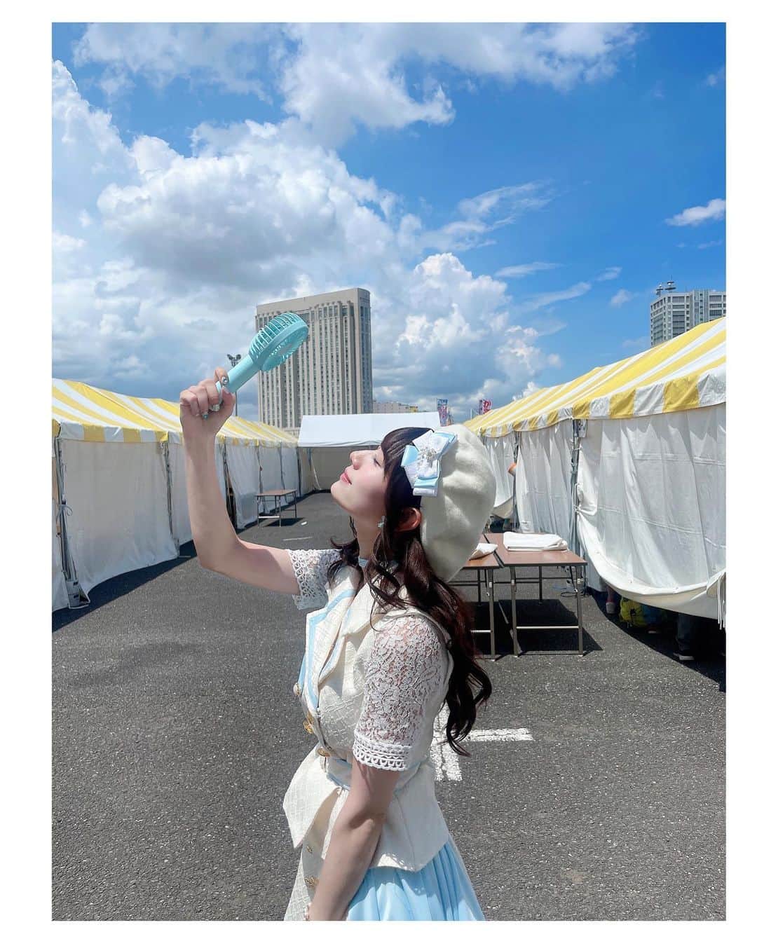 のインスタグラム：「. #TIF2023 たのしかったー！🩵 去年も1枚目のやつみたいなお写真撮ってたな〜  ちょっとお天気荒れたりもして ファンのみんなは大変だったかもしれないけど..！ 今年もたのしかった！！！！！  まだまだ夏、いっしょにたのしもーね！⠉̮⃝︎︎  #TIF2023 #アイドル #夏 #衣装 #水色 🌻」