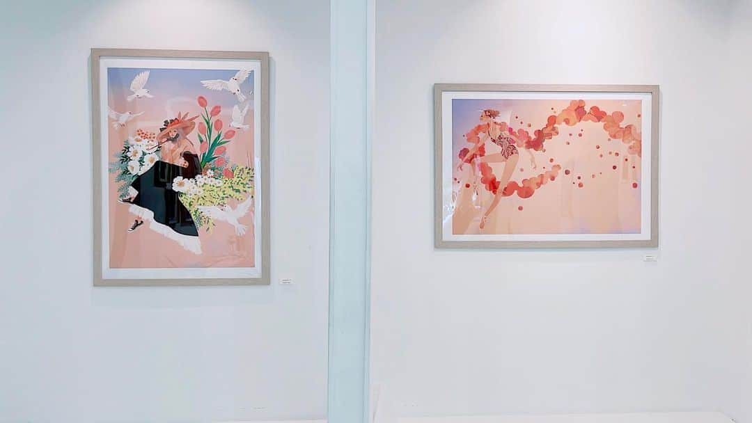 吉岡ゆうこのインスタグラム：「本日から吉岡ゆうこ個展『passepied』とトリビュート展が始まりました！初日からたくさんのお客様においで頂きお久しぶりの方やお仕事関係の方も。グッズも作品も早々にご購入頂いて感謝です....！  特設サイトはコチラ↓ yukoyoshioka-exhibition0808-0813.com  #illust #illustration #instaart #fashionillustration #artwork #digitalart #girl #drawing #イラストレーション #yukoyoshioka #digitalpainting #ファッションイラストレーター #插画 #일러스트 #吉岡ゆうこ #illustagram #coordinate #japaneseillustrator  #イラストグラム #soloexhibition #passepied #popularitystudio #clearfile #goods #passepied #吉岡ゆうこ個展」