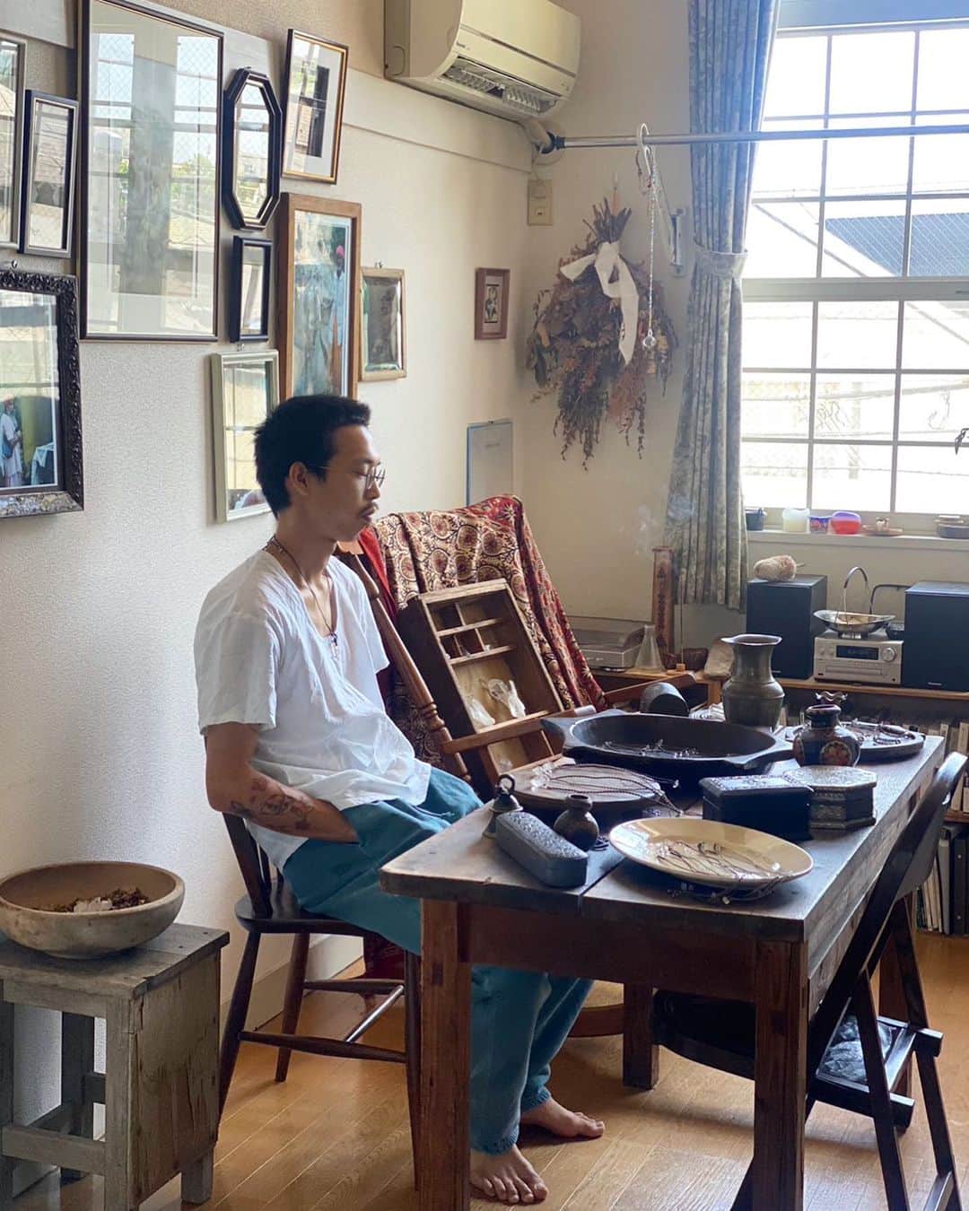 Joe Ideのインスタグラム：「住んでるアパートの大家さんの部屋に  呼ばれることが多くて(謎)遊びに行くと  部屋の中額縁だらけで本当に素敵🥺🥺  真似して最近集めてる🌸  あとやたら大家の部屋だけ広かった。  でかい暖炉とかエレベーターとかついてた。  僕らの部屋もっと広くしてくれ。」