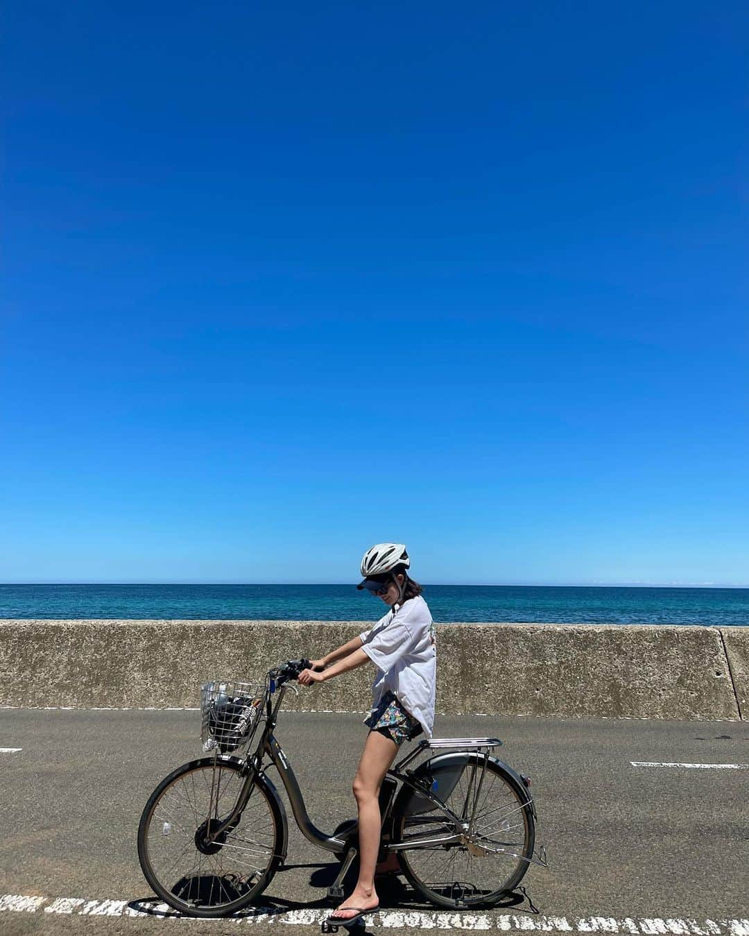 浜﨑日香里のインスタグラム：「⁡ 週末の壱岐ではサイクリングもしました🚴‍♀️☀️  ヘルメット、キャップ、サングラスのフル装備🤣 ⁡ 青い海に青い空の下、 自転車漕ぐのは本当に気持ちよかったなぁ〜 既にこの青空と海が恋しいです🥲 ⁡ 明日から福岡では台風の影響が心配です。 また福岡にも青空が戻ってくるまで 皆さんどうか安全にお過ごしくださいね。」