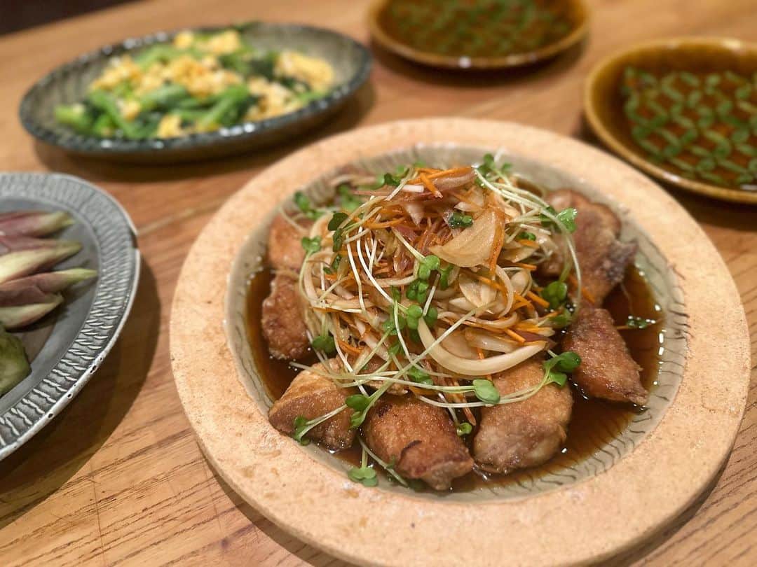 黄川田としえのインスタグラム：「蒸し暑くて、野菜もりもりの南蛮漬けばかり作ってる。この間は小アジを唐揚げにして。 今日はぶりを唐揚げにして。  🌝玉ねぎ、にんじん、ミョウガは千切りに。貝割れ大根は半分に。ピーマンなどお野菜はお好みで！  🌝南蛮酢☟ 酢　大さじ4 みりん　大さじ3 砂糖　大さじ1 醤油　大さじ3 水　大さじ2  唐辛子　小口切り1本分 を鍋で沸かし、熱々を野菜にかける。 ごま油少しと白胡麻をかける。  🌝揚げ焼きしたぶりを加える。お肉でも美味しい。 熱々でも冷やしても良いけど、 ぶりとか魚系は揚げたてのカリカリが美味しくて好きなのであまり漬けすぎず冷やさないですぐに食べちゃいます。  私の南蛮酢は砂糖少なめなので、甘さ、酸っぱさはお好みで作ってみてくださいね！  その他のおかずは、小松菜と卵の炒め物、ぬか漬け、野菜のお味噌汁。 #tottoの夏ごはん  #tottogohan  #南蛮漬け」