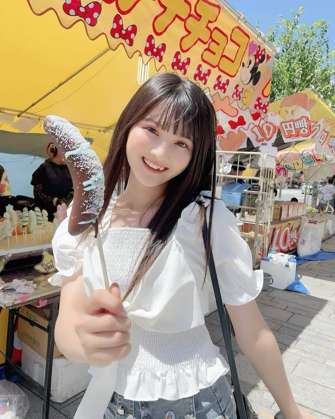 工藤咲姫のインスタグラム：「夏だ‪‪.ᐟ.ᐟ祭りだ‪‪.ᐟ.ᐟチョコバナナ🍌  人生いろいろあるよね、、、 理不尽な事もいっぱい。 でも負けない！！頑張る！！   #ストレス発散  #美味しいもの食べて幸せ #ひとりじゃない  #感謝  #ありがとうございます  #fjk  #工藤咲姫」