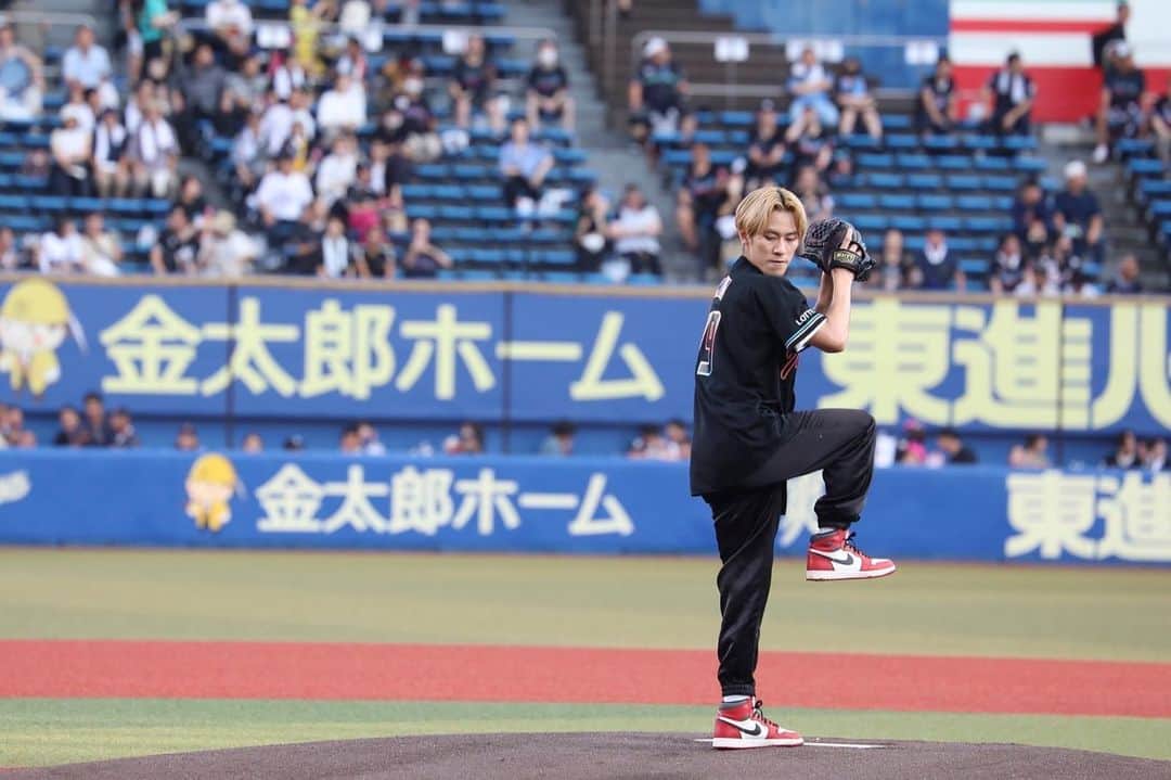 のインスタグラム：「念願の始球式！！ ありがとうございました☺️  悔しい！！絶対リベンジしたい！！  @chibalotte   #BALLISTIKBOYZ #始球式 #千葉ロッテマリーンズ」