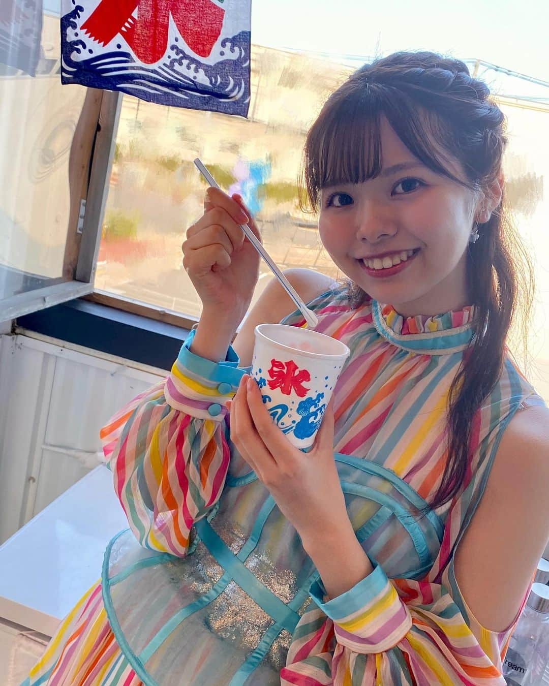 荒野姫楓のインスタグラム：「8/6 SKE48 Summertour 仙台公演🐮 改めまして、ありがとうございました！！  かき氷用の自家製の梅シロップと 赤紫蘇シロップがあったので、 私は梅の方を頂いちゃいました〜〜  LIVE後にさっぱり出来て美味しかった🥰  仙台GIGSさんのケータリングの豊富さに びっくりありがたかった素敵な1日でした…🥹🙏  沢山のおもてなしをありがとうございました！！  仙台では沢山美味しいもの食べてきたので また投稿しますね、お楽しみに！  そしてツアー観に来てくださった皆さん 本当にありがとうございました！  少しでも、私の事を気になってもらえたら すごーーーく幸せです！！  良かったら好きになっちゃってください🥰🥰  . #仙台#仙台gigs#かき氷#かき氷屋さん#夏#夏祭り#アイドル衣装 #名古屋#名古屋アイドル#アイドル#アイドルヘア#ハーフアップ#ヘアアレンジ#ハーフアップアレンジ#夏休みの過ごし方#夏フェス#SKE48#idol#Nagoya#asiangirl#asian#Japaneseidol」