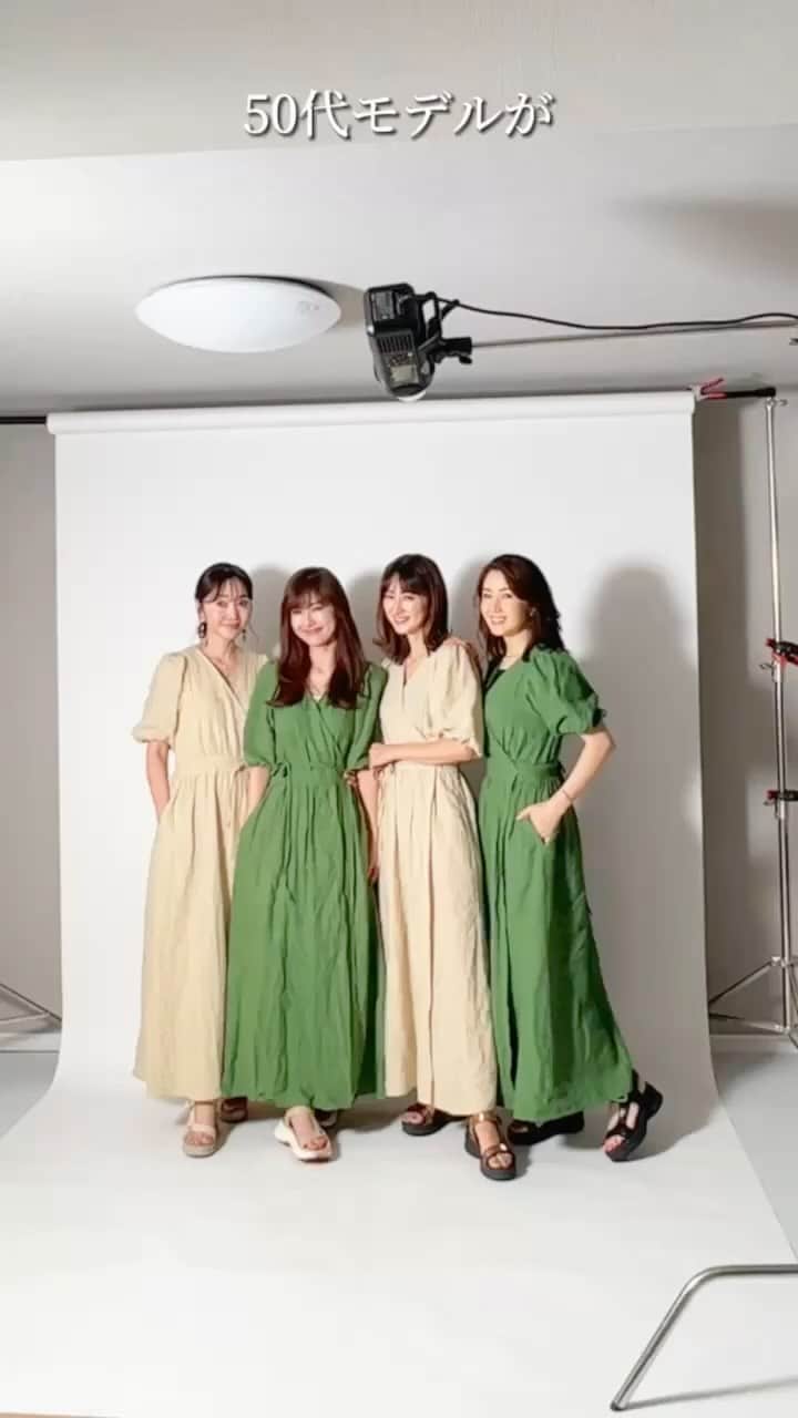 前田ゆかのインスタグラム：「夏の思い出の一つ！ 先月モデル4人で撮影してもらった 写真が出来上がりました🙌 @mirrorbyme_tokyo   撮影風景の動画と美しく仕上がってきた写真を、 上手にアレンジして編集してくれた @shihohara  頼れる原志保ちゃん🤍 編集スキルのクオリティはプロです👌  モデルとエステサロンを経営して二足のわらじ バイタリティ溢れる行動力の 芦田桂子ちゃん🤍 @keiko_ashida   モデルとリバティのプロデューサー、カシミアプロデュース と感性豊かに器用にこなす織香ちゃん🤍  みんな50代モデル✨✨✨ 変化を恐れず時を重ねることに魅力的に 輝きが増して 人間力も素晴らしい👍  撮影では　@cbp.tokyo の#リネンカシュクールワンピース ステキに着こなしてくれて本当にありがとう💚🤍😭  撮影以外でも日常的に、また旅行にも活用してくれて アップしてくれたりと有難い😌✨本当に嬉しい限り〜♡ (わたしも韓国旅では羽織にワンピにと大活躍しました)  #mirrorbyme_tokyo では プロフィール写真や記念撮影などプロのカメラマン ヘアーメークが受けられます。  今までの自分から新しい自分への第一歩、 気持ちも表情も明るくなり変化があるはずです🙆‍♀️  カメラマン📷ジョンテウンさん ヘアーメークユウナさん お世話になりました☺︎ ありがとうございました♪  #韓国で人気のスタジオ #ミラーバイミー #50代モデル #ファッション #韓流メーク」